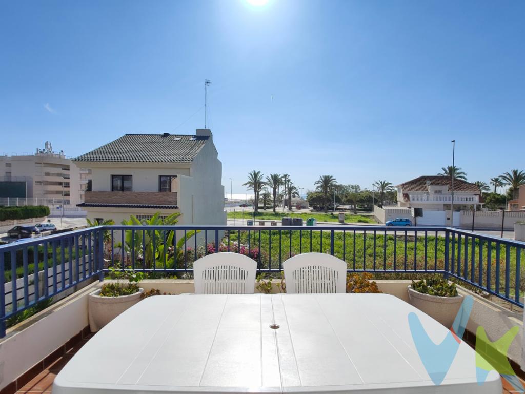 APARTAMENTO EN PRIMERA LÍNEA DE PLAYA:Este luminoso apartamento, situado a tan solo un minuto de la playa, cuenta con una amplia terraza donde disfrutar de unas espectaculares vistas al mar durante todo el año.La vivienda se distribuye en 2 dormitorios, 2 baños completos, salón-comedor y una cocina independiente. Además, incluye un garaje cerrado con espacio adicional que hace las veces de trastero, ideal para guardar bicicletas, tablas o accesorios de playa.El inmueble, ubicado en un edificio bien cuidado y con pocos vecinos, ofrece la tranquilidad perfecta para desconectar, sin renunciar a la comodidad de tener a mano todos los servicios, así como zonas verdes y buenas conexiones con Valencia.Un hogar pensado para disfrutar del mar, del sol y del estilo de vida mediterráneo. Despierta cada mañana con la brisa marina y el Mediterráneo a tus pies. Ven a visitarlo y deja que te conquiste. * En nuestra agencia contamos con el distintivo de Agentes de Intermediación Inmobiliaria de la Comunitat Valenciana (Número de registro RAICV 1394) y cumplimos con todos los requisitos que debe tener un profesional del sector inmobiliario. *Por mandato expreso del propietario, comercializamos este inmueble en exclusiva, lo que le garantiza el acceso a toda la información, a un servicio de calidad, un trato fácil, sencillo y sin interferencias de terceros. Si usted es agente inmobiliario y tiene un cliente para este inmueble, llámenos estaremos encantados de colaborar. *El precio indicado no incluye gastos ni otros conceptos. A tal efecto, se informa que al referido precio habrá que añadirle los gastos propios de la transmisión inmobiliaria, entre los que cabe enumerar los siguientes: honorarios notariales, impuesto al que se encuentre sujeta la transmisión (Impuesto sobre el Valor Añadido o Impuesto sobre Transmisiones Patrimoniales y Actos Jurídicos Documentados, según el caso), gastos de inscripción en el Registro de la Propiedad y honorarios de intermediación de la agencia inmobiliaria.  *¿Qué te ofrecemos en nuestra agencia?  - Agilizamos y hacemos más cómodo el proceso. - ¡Nos ocupamos de todo! Cero preocupaciones. - Recibe apoyo legal y fiscal durante todo el proceso. - Experto inmobiliario 100% a tu lado. - Asistencia post venta ¡Seguimos a tu lado! ¿HABLAMOS? - RK GLOBAL INMOBILIARIA