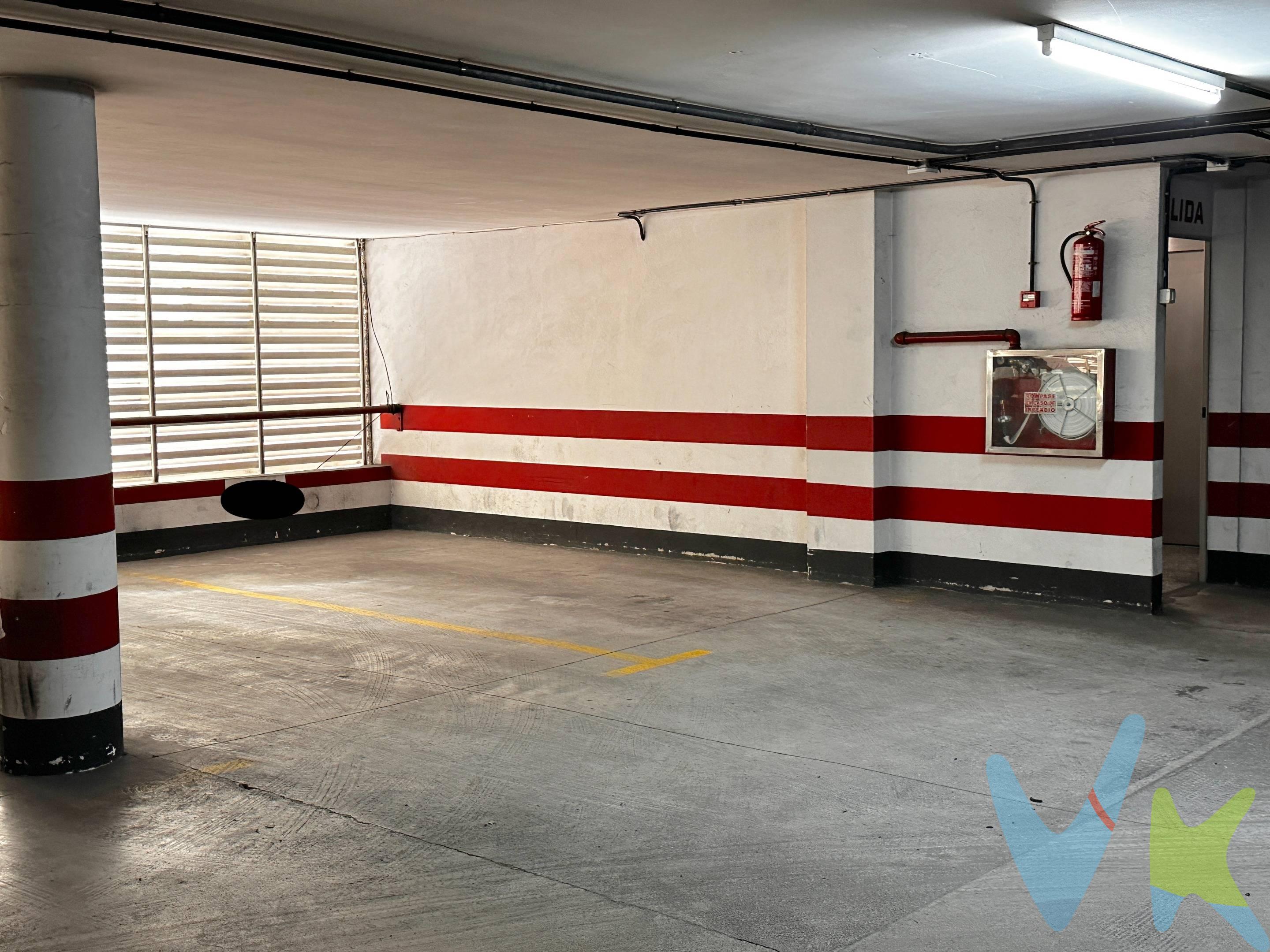 Olvídate del estrés de dar vueltas cada día buscando aparcamiento en una de las zonas más pobladas de Las Palmas. En pleno barrio de Schamann, ponemos a tu disposición una plaza de garaje muy bien ubicada, perfecta para quienes residen o trabajan en la zona y quieren asegurar su comodidad y tranquilidad. El espacio cuenta con fácil acceso y maniobra, ideal tanto para coches pequeños como medianos. Además, su precio altamente competitivo convierte esta plaza en una oportunidad difícil de igualar en el mercado. Especialmente pensada para vecinos del barrio, trabajadores de la zona o inversores que busquen rentabilidad mediante alquiler, esta plaza de garaje representa una solución práctica y segura en un entorno donde el aparcamiento es escaso. No esperes a que se adelante otro comprador: contáctanos y asegura tu plaza hoy mismo. "Algunas de las imágenes mostradas en este anuncio pueden no corresponderse de manera exacta con la realidad actual de la propiedad, y se incluyen únicamente con fines ilustrativos y orientativos. Este anuncio no constituye un documento contractual, por lo que los datos, precios y condiciones aquí reflejados pueden estar sujetos a modificaciones sin previo aviso.". 