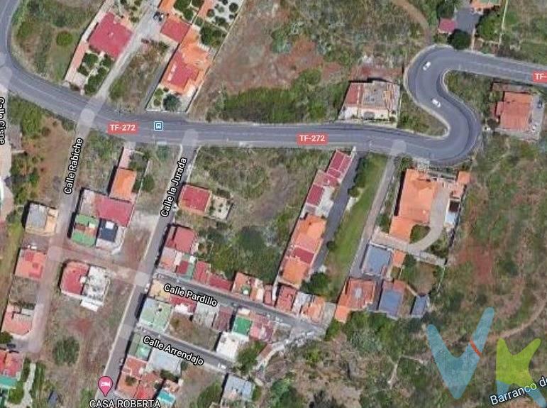Presentamos un excepcional solar urbanizable en El Sobradillo, con una extensión de 1,870 metros cuadrados completamente planos y aprovechables. Ubicado estratégicamente junto a la carretera TF-272 que conecta con el área de El Sobradillo, esta parcela ofrece vistas despejadas tanto al mar como a las montañas circundantes. Su entorno tranquilo lo convierte en el lugar ideal para desarrollar varias viviendas o residencias familiares. La versatilidad del terreno permite diversas opciones constructivas según sus planes e intereses personales o comerciales. No deje pasar esta oportunidad única de invertir en un espacio donde naturaleza y tranquilidad se encuentran. Datos meramente informativos sin valor contractual. Impuestos y gastos de transmisión no incluidos en el precio de venta.