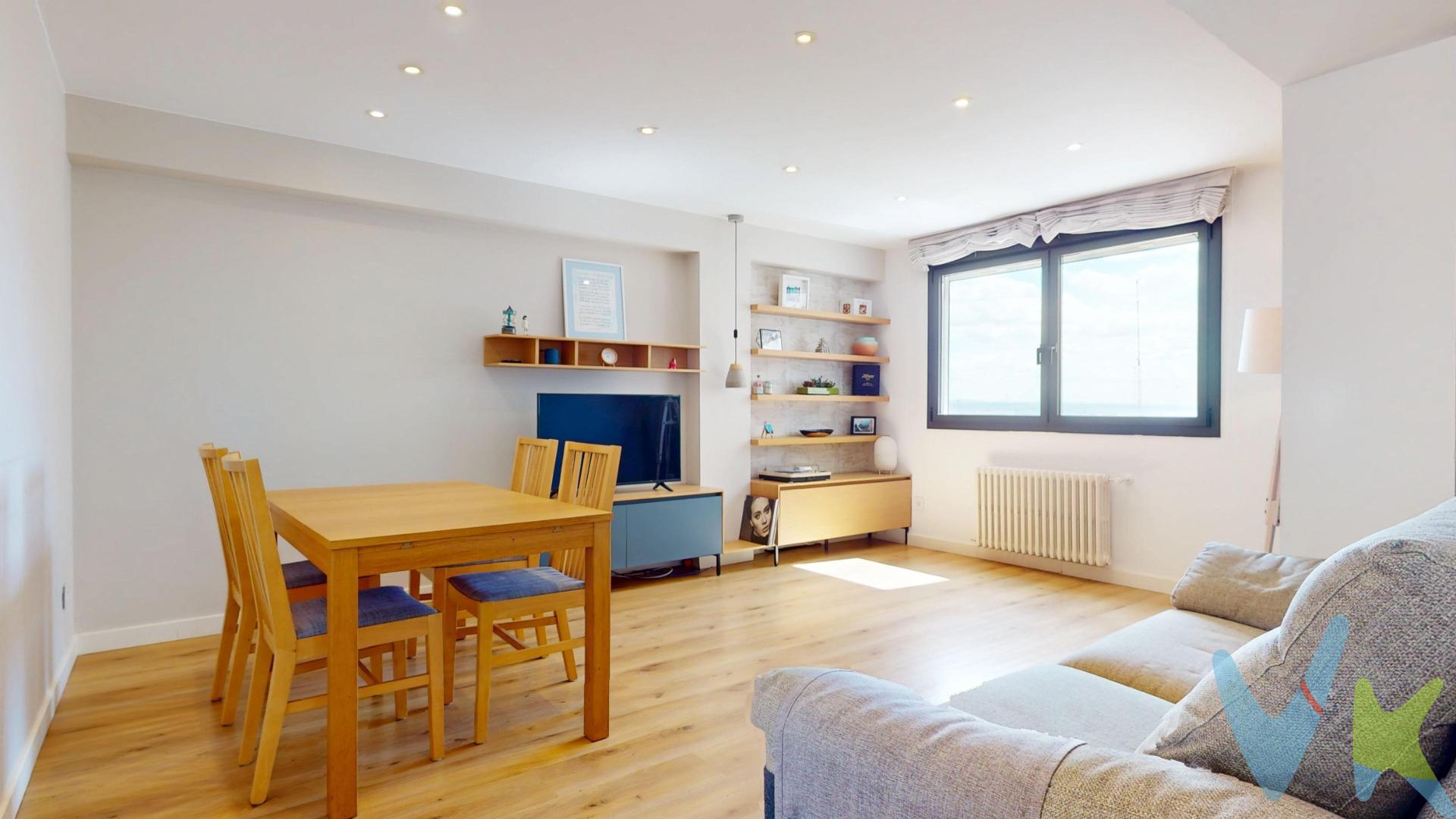 Hay pisos bonitos… y luego están esos que, nada más entrar, te hacen imaginar tu vida dentro. Este es uno de ellos. 💛. Te presentamos esta fantástica vivienda totalmente reformada situada junto a paseo Cuéllar, en una ubicación perfecta para quienes buscan comodidad, calidad de vida y un toque de tranquilidad sin renunciar a la ciudad. La vivienda se distribuye en 3 dormitorios, pensados para disfrutar y desconectar. El dormitorio principal tipo suite cuenta con baño privado, creando un espacio íntimo y acogedor donde recargar energías después de un largo día. Además, dispone de un segundo baño completo, ideal para el resto de la familia o invitados. El salón invita a quedarse: luminoso, cómodo y perfecto para compartir momentos especiales, mientras que la cocina combina funcionalidad y estilo para que cocinar sea casi un placer diario. 🍷✨. Y porque los detalles importan:. ❄️ Aire acondicionado por conductos en toda la vivienda. 🪟 Mosquiteras en todas las ventanas. 🛎️ Finca con portero, aportando comodidad y tranquilidad. 🚗 Posibilidad de alquiler de plaza de garaje. Pero aquí no termina todo… La ubicación es simplemente ideal. A un paso del Canal Imperial, perfecto para pasear, correr, montar en bici o simplemente desconectar rodeado de naturaleza. 🌳🚴‍♂️ Además, la zona está excelentemente comunicada gracias a varias líneas de autobús que conectan rápidamente con el resto de la ciudad. Un piso listo para entrar a vivir, disfrutar y sentirlo hogar desde el primer minuto. 📞 Ven a visitarlo… porque las fotos enamoran, pero vivirlo enamora todavía más. ***NOTA HISTÓRICA: esta calle merece este nombre debido al cuartel de San Fernando que hay en la misma. Este cuartel está ligado a la historia del Canal Imperial. **El precio no incluye los gastos derivados de la compraventa, ni impuestos ni Registro.Tampoco los honorarios de la agencia por la gestión, asesoramiento..