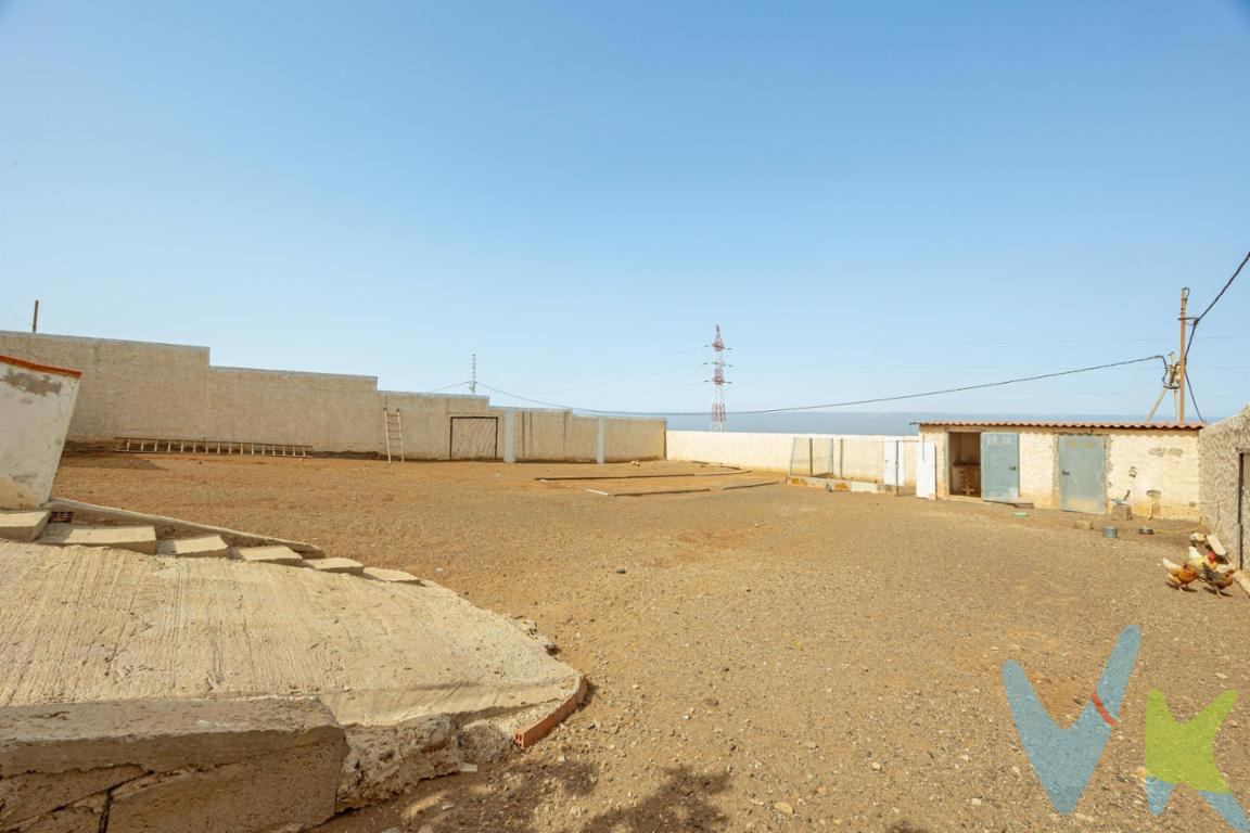 Solar Urbano de 520 m2 en la zona de las Medianías, en Lomo Guinea, muy bien comunicado y a tan solo 5 minutos del centro de Telde. Está situado en el límite urbano, es decir, rodeado de suelo rústico donde no se permite la edificación y con unas vistas al mar espectaculares. La Ordenanza municipal E permite la construcción de Chalet Unifamiliar con una ocupación máxima del 40% y con una altura máxima de dos plantas y una bajo rasante. Si quieres construir la casa de tus sueños en un entorno tranquilo, bien comunicado y cerca del centro, esta es tu oportunidad! No dejes que se te escape!. 