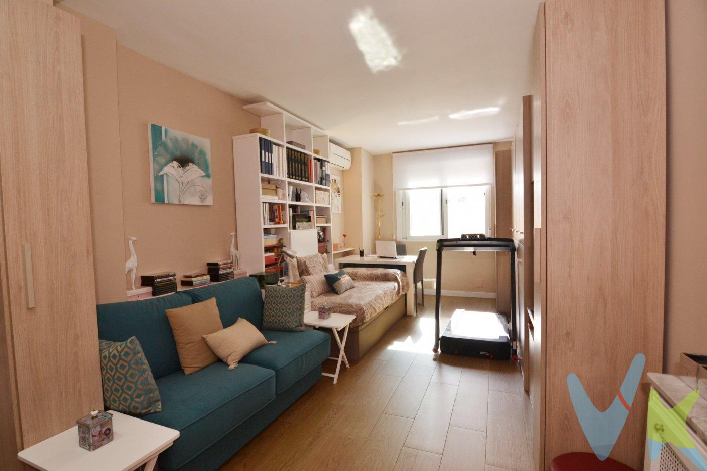 Descubre este luminoso estudio de 37 m² situado en una sexta planta interior, completamente reformado hace solo 6 años por El Corte Inglés, con materiales de alta calidad y un diseño moderno, funcional y con mucho estilo. 🏙️ Ubicación inmejorable:. En pleno barrio de Gaztambide, a un paso de calle Princesa, disfrutarás de una zona vibrante, con todos los servicios, comercios, universidades y excelentes conexiones de transporte. 🏢 La finca ofrece:. Portero físico. Calefacción central. 💰 Ideal para inversores: alta demanda en alquiler por su ubicación y estado impecable. ✨ Detalles que marcan la diferencia:. Reforma integral con suelos de Porcelanosa y paredes lisas con garantía de por vida. Cocina abierta y amueblada a medida, con encimera de Silestone y grifería de alta gama. Baño elegante, optimizado al máximo con muebles a medida. Espacios diseñados para aprovechar cada metro con confort y buen gusto. 📞 Contáctanos hoy mismo y agenda tu visita. Te ayudamos a encontrar la mejor financiación y te acompañamos en todo el proceso de compra. ℹ️ El comprador asumirá el coste adicional correspondiente al servicio de gestión, asesoramiento y acompañamiento durante la operación. El mobiliario, la decoración y los impuestos no están incluidos en el precio publicado.