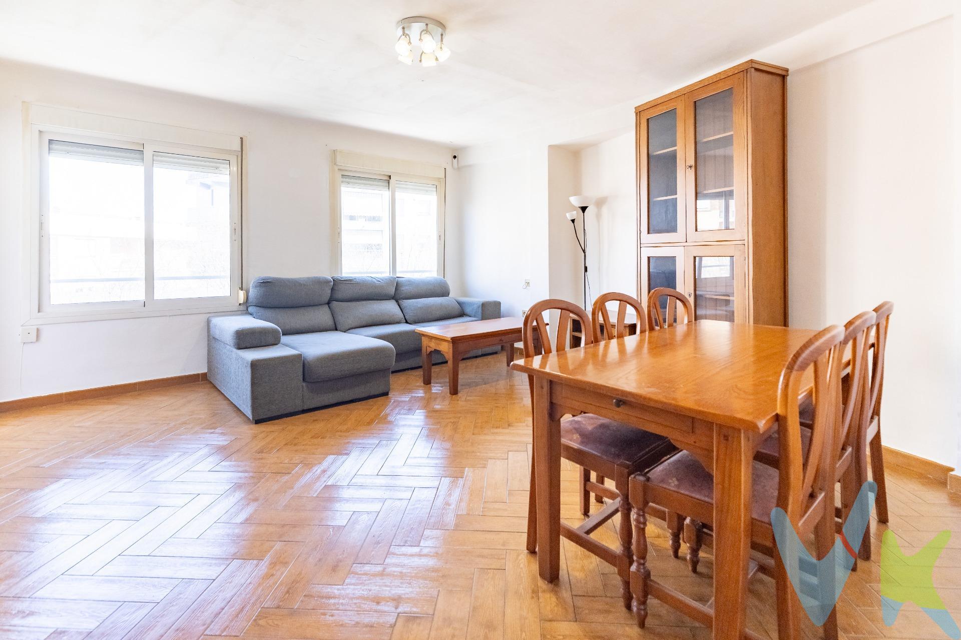 Te presentamos este encantador piso en la avenida principal de la localidad, donde la comodidad y la vida urbana se encuentran. Con 90 metros cuadrados, esta vivienda se encuentra en excelente estado de conservación y es muy luminosa, ideal para disfrutar de un ambiente acogedor. El piso cuenta con un amplio salón comedor perfecto para compartir momentos inolvidables. El dormitorio principal incluye un vestidor, brindando un espacio adicional para tu comodidad. Además, hay una habitación doble, una magnífica cocina y un baño bien equipado. Disfruta de tu propio balcón donde podrás relajarte y disfrutar de las vistas despejadas. Dispone también de galería. Los acabados son de calidad, con suelo porcelánico, ventanales de PVC climalit y puertas de roble que añaden un toque de elegancia. El piso también está equipado con dos aires acondicionados para mantenerte fresco en los días calurosos. Y no te preocupes por la movilidad, ya que cuenta con ascensor y está cerca de paradas de metro y autobuses. En las cercanías, encontrarás todo lo que necesitas: colegios, supermercados, centros médicos, farmacias, tiendas y parques, lo que lo convierte en un lugar ideal para vivir. ¡No dejes pasar esta oportunidad! Ven a visitar tu nuevo hogar en Alcudia y descubre todo lo que tiene para ofrecerte. 