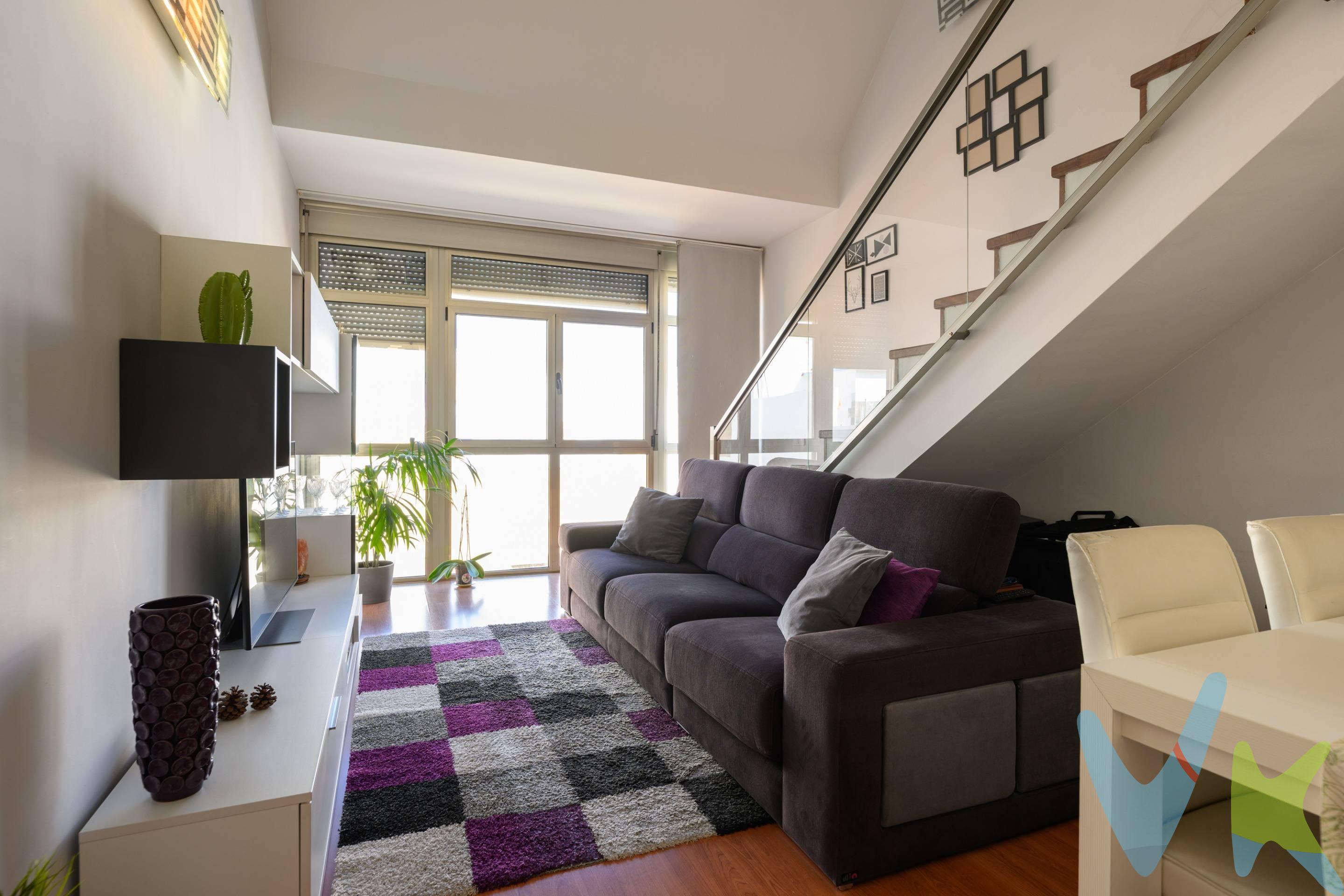 Te presentamos esta vivienda dúplex de 2 habitaciones y 2 baños ubicada en una de las zonas más deseadas de la ciudad. Con una superficie de 83 metros cuadrados, este espacio moderno y luminoso ofrece todas las comodidades que necesitas. Características más destacadas:. - Cocina independiente y zona de lavandería. - Amplio salón - comedor con grandes ventanales que permiten la entrada de luz natural durante todo el día. - Habitación individual, perfecta para niños, invitados o para convertirla en tu zona de trabajo. - Habitación principal, muy espaciosa con armarios empotrados. - Dos baños, uno en cada planta. - Trastero en la planta del garaje para almacenaje adicional. La vivienda se encuentra en muy buen estado, lista para entrar a vivir. Con servicio de videovigilancia y mantenimiento, este edificio residencial te ofrece la tranquilidad y seguridad que estás buscando. Además, no tendrás que preocuparte por el aparcamiento, tienes la posibilidad de adquirir una plaza de garaje doble de 19 m² con espacio para dos vehículos adicional al precio. . Situado cerca de la zona comercial Mesa y López, restaurantes y transporte público, esta propiedad no solo destaca por su ubicación sino también por el privilegio de vivir cerca de de la playa de Las Canteras y disfrutar de sus paseos y atardeceres. ¡No pierdas la oportunidad de adquirir esta propiedad lista para convertirse en tu próximo hogar!