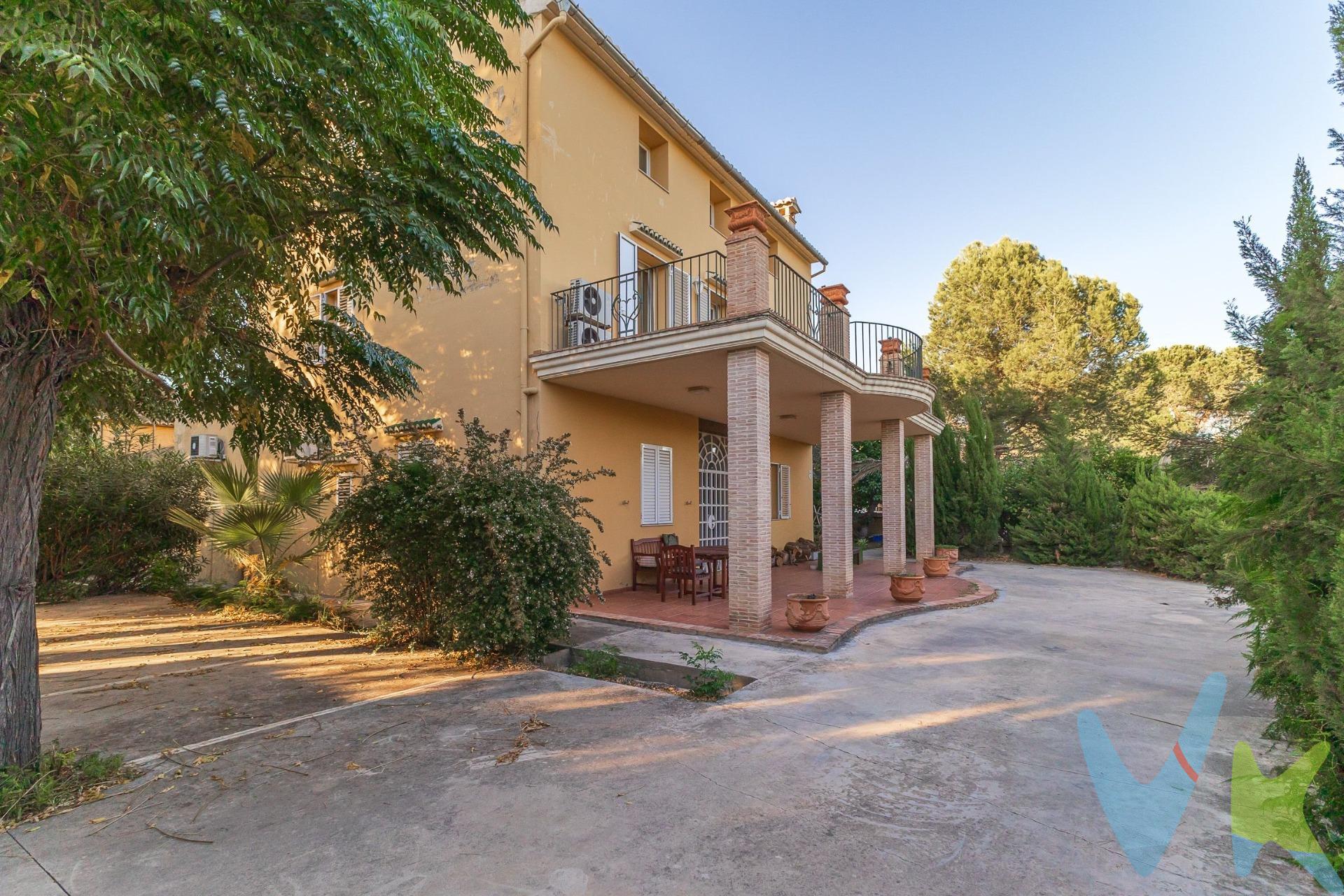 MARAVILLOSO CHALET INDEPENDIENTE EN CARCAIXENT. Si estás buscando un hogar rodeado de naturaleza, con amplios espacios y todas las comodidades, este impresionante chalet es tu opción ideal. Con 580 m² construidos sobre una vasta parcela de 23.800 m², esta propiedad única ofrece el equilibrio perfecto entre confort y conexión con el entorno natural. Características principales de la vivienda:. 3 TERRAZAS . PISCINA Y SAUNA. POZO PROPIO. GRAN PATIO INTERIOR Y EXTERIOR. 2 CHIMENEAS . 4 amplias habitaciones, llenas de luz natural y espacio. GARAJE Y TRASTERO. Cocina semi conectada al salón, ideal para quienes buscan comodidad y un espacio abierto para compartir. 2 baños , diseñados para ofrecer funcionalidad y estilo. BUENAS VISTAS y RODEADO DE NATURALEZA. Con naranjos ecológicos en producción. UBICACIÓN: . -5 MINUTOS ANDANDO: PISCINA MUNICIPAL, INSTITUTO Y POLIDEPORTIVO. -5 MINUTOS EN COCHE: ESTACIÓN DE TREN , EL MAGATZEM DE RIBERA . -10 MINUTOS ANDANDO: CENTRO COMERCIAL, CON TODO TIPO DE TIENDAS Y SERVICIOS COMO SUPERMERCADO. -20 MINUTOS EN COCHE: LA PLAYA DE TAVERNES. -30 MINUTOS DE VALENCIA. Carcaixent tiene todos los servicios que puedas necesitar y cerca: piscina municipal, polideportivo, conservatorio ,guarderías, institutos y colegios, servicios de transporte público, veterinarios, hornos, cafeterías, bares, restaurantes como el origen, que acaba de recibir su primera estrella michelin, tiendas, centro comercial, escuela de fútbol, pabellón deportivo, zonas de ocio como el paseo, el mercado o la plaza mayor. La parcela:. Esta propiedad no solo es un hogar, sino también una finca en producción de naranjas ecológicas, con un sistema de riego por goteo eficiente que garantiza la sostenibilidad de los cultivos. La parcela está doblemente vallada para mayor seguridad y cuenta con un pozo de agua propio, lo que te da una independencia adicional y un suministro de agua sostenible. Un espacio lleno de luz y naturaleza:. Cada rincón de este chalet ha sido diseñado para aprovechar al máximo la luz natural que inunda cada estancia, creando un ambiente cálido y acogedor. Rodeado de naturaleza, disfrutarás de una privacidad inigualable y la tranquilidad que solo una finca de estas características puede ofrecer.  🌱Una inversión en calidad de vida y sostenibilidad 🌱. Este chalet ofrece mucho más que metros cuadrados: es un estilo de vida. Con sus amplias áreas de recreo, la producción ecológica de naranjas y todos los extras de lujo como la sauna y piscina, vivir aquí significa disfrutar de una calidad de vida superior. Si buscas un hogar que te ofrezca comodidad, privacidad y conexión con la naturaleza, no dejes pasar esta oportunidad. La descripción del presente inmueble e imágenes tienen mero carácter informativo y en ningún caso carácter contractual, pudiendo ser modificados por la inmobiliaria comercializadora sin que ello implique responsabilidad alguna frente a terceros. En el precio de venta a público, esta propiedad NO incluye los gastos de adquisición (Notario, registro, gestión, honorarios, etc…). 