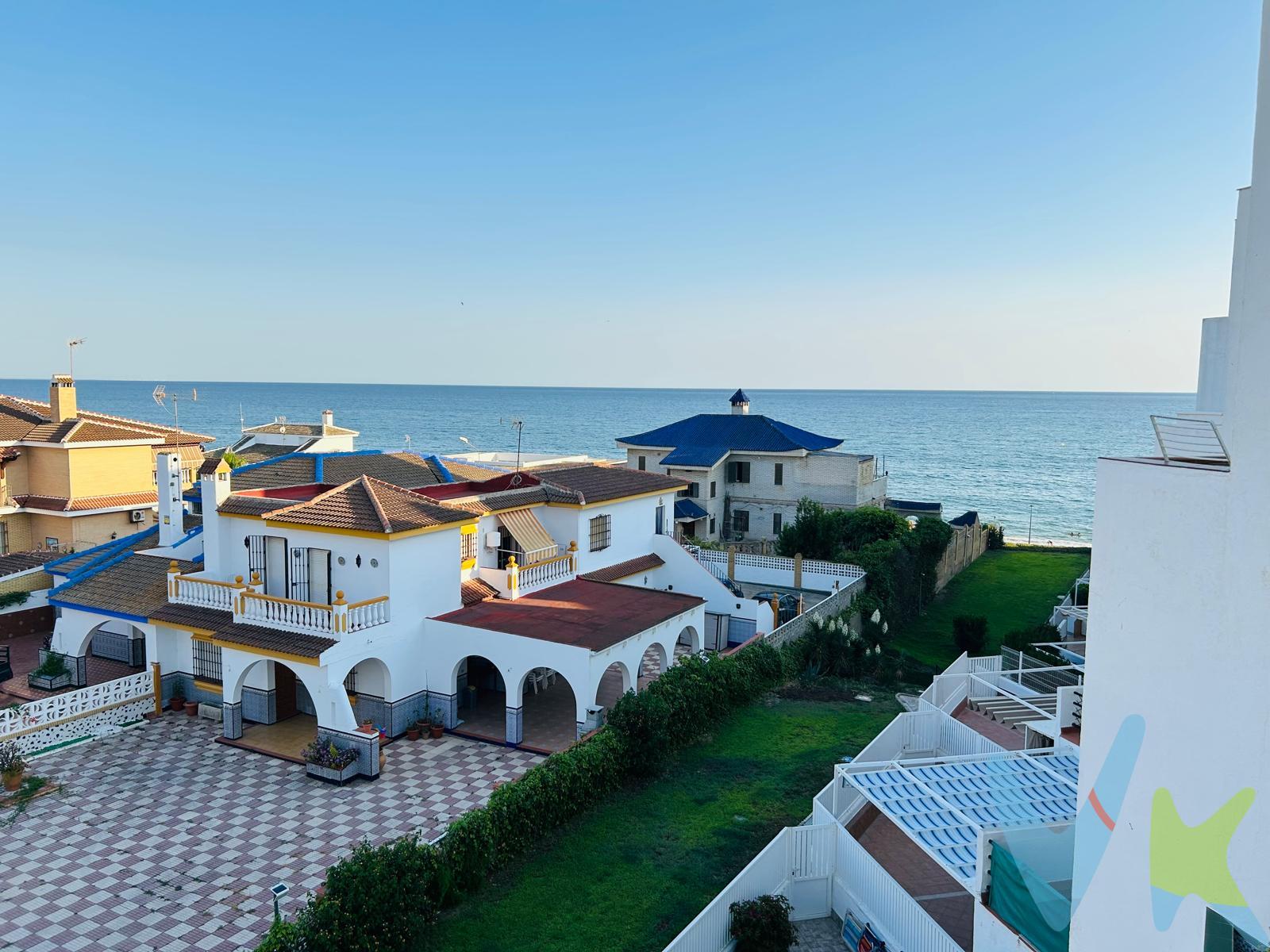 SE VENDE

Dúplex Encantador en Caño Guerrero, Matalascañas

Imagina un dúplex listo para disfrutar en la vibrante zona de Caño Guerrero, en Matalascañas. Este inmueble te ofrece la combinación perfecta de comodidad y cercanía a la playa, ideal para escapadas vacacionales o para vivir todo el año.

Ubicado en una urbanización privada, disfrutarás de la tranquilidad y seguridad, con el añadido de parking en superficie para tu comodidad. El acceso a la vivienda es sencillo gracias al ASCENSOR, un detalle práctico que facilita el día a día.

Este dúplex se distribuye en dos plantas, optimizando cada rincón. Cuenta con dos habitaciones, ofreciendo espacio suficiente para la familia o invitados. Dispone de un baño completo, funcional y bien distribuido.

El corazón de la planta principal es su salón con balcón, un espacio luminoso y acogedor donde relajarse y disfrutar del ambiente. Desde aquí, podrás acceder a la cocina, diseñada para ser práctica y funcional. La conexión entre ambas plantas se realiza a través de una original escalera de caracol, que añade un toque de encanto y singularidad a la vivienda.

En la planta superior, encontrarás las dos habitaciones y el baño.

La habitacion de invitados cuenta con armario empotrado, con cama litera y con balcón, un detalle que permite disfrutar de las vistas y el aire fresco en la intimidad de tu dormitorio. Sin duda, este balcón se convertirá en tu rincón favorito para empezar el día o disfrutar del atardecer.

La habitación principal cuenta con ventilador en el techo y con armario empotrado y ventana con vistas al mar.

Y en la misma planta se encuentra el baño compleato con bidet, lavabo y con bañera,  y con una ventanita que le da luminosidad.

La ubicación es inmejorable: junto a la playa. Esto significa que puedes olvidarte del coche para ir a darte un baño o pasear por la orilla, teniendo el mar a pocos pasos de tu puerta.

¿Te gustaría saber más sobre la urbanización o la disponibilidad?




Informamos a nuestros clientes que el precio de venta no incluye lo siguiente: Honorarios de la agencia inmobiliaria, impuestos (el Impuesto de Transmisiones Patrimoniales, I.V.A. o A.J.D., en su caso), otros gastos de la compraventa (gastos de registro de la Propiedad, Notaría, gestoría ni de posible financiación). Documento D.I.A. a disposición del consumidor según Decreto 218/2005 Junta de Andalucía.

