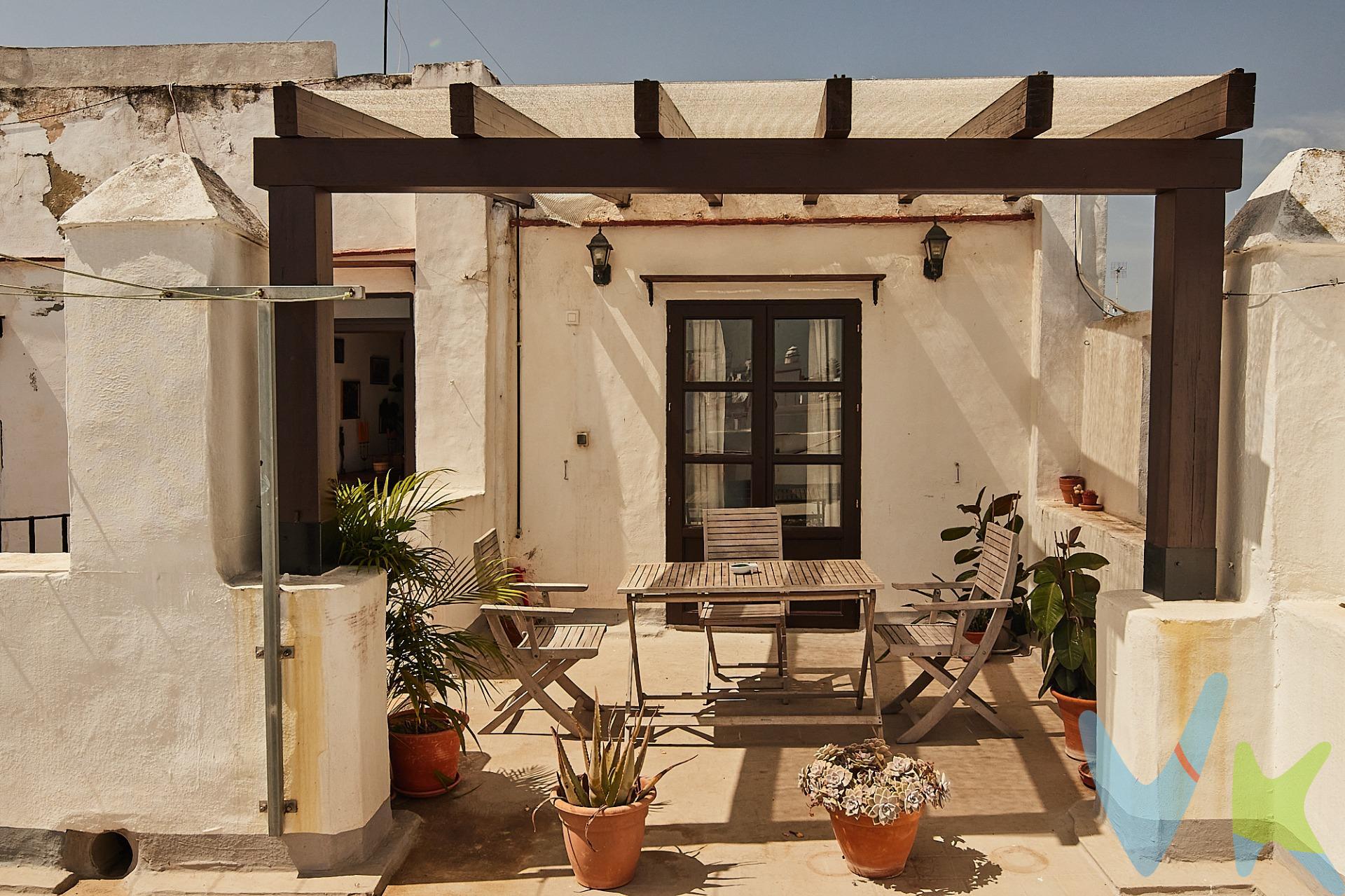 Encantador ático ubicado en pleno corazón de Cádiz, a tan solo 850 metros a pie de la Playa de La Caleta. Esta luminosa vivienda ofrece un ambiente cálido y acogedor en una de las zonas con más historia y vida de la ciudad. Salón luminoso que conecta con el resto del hogar. La cocina, independiente y bien equipada, mantiene el estilo funcional sin perder el encanto andaluz. El dormitorio principal es un espacio tranquilo y confortable desde el cual se accede directamente a la terraza, lo que permite despertar cada mañana con la luz natural y disfrutar de la brisa marina sin salir de la habitación. El cuarto de baño, moderno y en perfecto estado, completa esta acogedora vivienda. Lo más especial de este ático es su terraza privada de 10 metros cuadrados, un rincón único con vistas despejadas sobre los tejados del casco antiguo y los monumentos cercanos, ideal para relajarse, tomar el sol o contemplar los atardeceres gaditanos. Una oportunidad única para vivir Cádiz desde las alturas, con la playa y el alma de la ciudad a solo unos pasos. . 
