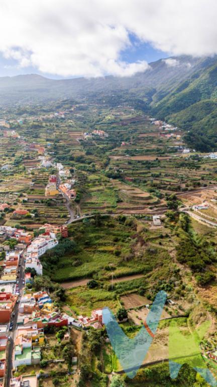 *¡Oportunidad Única en Los Realejos! Terreno de 842 m² con Vistas Espectaculares*. Te presento un magnífico terreno que combina lo mejor de dos mundos: un total de 842 m², de los cuales 464 m² son rústicos y 378 m² urbanos, ideal para desarrollar la casa de tus sueños. Situado en la codiciada zona de los Realejos, este terreno ofrece una ubicación privilegiada con vistas panorámicas impresionantes que te dejarán sin aliento. *Características del Terreno:*. - *Superficie Total:* 842 m² (464 m² rústicos y 378 m² urbanos). - *Ubicación:* Los Realejos, conocida por su tranquilidad y belleza natural. - *Vistas:* Espectaculares vistas al paisaje circundante, perfectas para disfrutar de atardeceres inolvidables. - *Potencial:* La parte urbana del terreno te permite desarrollar la casa que siempre has soñado, con espacio suficiente para jardines. *Beneficios:*. - *Entorno Natural:* Ideal para quienes buscan alejarse del bullicio de la ciudad sin renunciar a las comodidades. - *Proximidad a Servicios:* A pocos minutos de tiendas, restaurantes y servicios esenciales. - *Accesibilidad:* Buenas conexiones por carretera y transporte público. No dejes pasar esta oportunidad de invertir en un terreno que te permitirá construir el hogar que siempre has deseado. ¡Contáctanos para más información y para concertar visita !. Datos meramente informativos sin valor contractual. Impuestos y gastos de transmisión no incluidos en el precio de venta. 