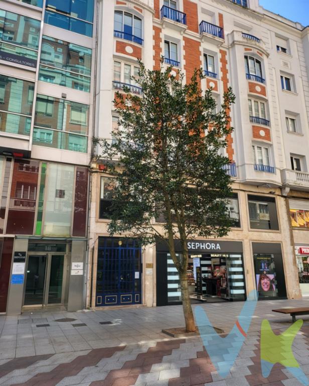 En la famosa calle peatonal y comercial  Juan de Herrera, junto al Ayuntamiento de Santander, ponemos a la venta este majestuoso piso de 107 m2 construidos, con orientación Sur, como podrán apreciar en las fotos, es un piso soleado y luminoso, distribuido en 4 habitaciones, gran salón comedor, cocina office, 1 baño y 1 aseo, cuenta con ascensor, calefacción y servicio de portero.Ponemos a su alcance una calidad de vida sin igual 