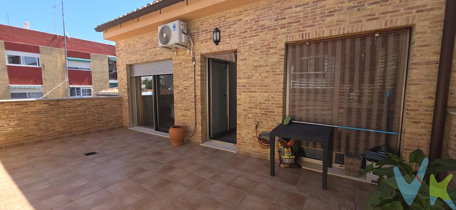  PRIMER GRUPO VIVIENDIA dispone de la vivienda que busca en la zona de El Alborgí, Paterna. Con una construcción imponente de 433 metros cuadrados, esta residencia es la elección perfecta para aquellos que valoran el espacio y la comodidad. La propiedad data de 2006, lo que garantiza una construcción moderna y de alta calidad.Al entrar, encontrará un amplio recibidor que da la bienvenida a los visitantes y conduce a las distintas áreas de la vivienda. Cuenta con cuatro luminosas habitaciones que ofrecen el espacio ideal para familias de cualquier tamaño. Cada habitación ha sido diseñada pensando en el confort y la privacidad, lo que garantiza una estancia agradable para cada miembro de la familia.  Además, dispone de SUELO RADIANTE en toda la vivienda lo que añade confort extra.La casa dispone de SÓTANO con BODEGA lo que lo convierte en un espacio multifuncional para el disfrute de cualquier actividad. Uno de los grandes atractivos de esta propiedad es la inclusión de un amplio  garaje, proporcionando un espacio seguro para varios vehículos. Esto no solo añade valor a la propiedad, sino que también ofrece tranquilidad y conveniencia, especialmente en una zona con alta demanda de aparcamiento.El edificio cuenta con ASCENSOR, lo que facilita el acceso a  la casa y resulta especialmente útil para personas con movilidad reducida. Además, la casa incluye un balcón que ofrece vistas agradables y ofrece un espacio adicional para disfrutar del aire libre sin salir de casa. La vivienda cuenta con dos amplias terrazas, una de ellas se accede desde la cocina y la otra con vistas a la calle donde se puede disfrutar de agradables veladas con familia o amigos.Ubicada estratégicamente cerca de paradas de autobús, esta casa ofrece excelentes conexiones con los servicios públicos, lo que es ideal para quienes necesitan trasladarse a diario. La proximidad a las paradas de autobús hace que sea sencillo disfrutar de todo lo que la ciudad tiene para ofrecer sin necesidad de desplazarse en coche.La estructura exterior de la casa se combina armoniosamente con su entorno, ofreciendo una estética atractiva que no pasará desapercibida. Las áreas comunes de la vivienda están diseñadas para ofrecer un ambiente de paz y serenidad, proporcionando un refugio perfecto del ajetreo diario.Invitamos a potenciales compradores a visitar esta impresionante propiedad para experimentar de primera mano todo lo que tiene por ofrecer. Las amplias dimensiones, las comodidades modernas y la ubicación estratégica hacen de esta casa una inversión excepcional.No pierda la oportunidad de adquirir una casa que cumple con todas sus expectativas. Tanto si busca un nuevo hogar para su familia como una inversión de calidad, esta propiedad en El Alborgí, Paterna, tiene todo lo necesario para satisfacer sus deseos.Contáctenos para agendar una visita y descubrir personalmente esta maravillosa residencia. Nuestros agentes estarán encantados de responder a todas sus preguntas y ayudarle en su proceso de compra. Esperamos mostrarle las múltiples ventajas que esta casa ofrece para convertirse en el hogar de sus sueños.La venta de esta propiedad se gestiona mediante contrato de MULTIEXCLUSIVA, donde más de 400 agencias colaboradoras tienen la ventaja de poder ofrecer a sus potenciales arrendatarios esta vivienda, lo que le garantiza un servicio de calidad, un trato fácil, sencillo y sin interferencias de terceros. Por este motivo, se ruega no molestar al propietario, a los ocupantes de la propiedad, a los vecinos o conserjes del edificio o urbanización si los hubiera. El precio no incluye gastos de notaría, gestoría y registro de la propiedad, que se concretarán según su arancel profesional; los impuestos aplicables, a determinar según su normativa específica; los gastos de financiación, en su caso; ni los gastos de agencia inmobiliaria en las condiciones que se pacten con ésta. 