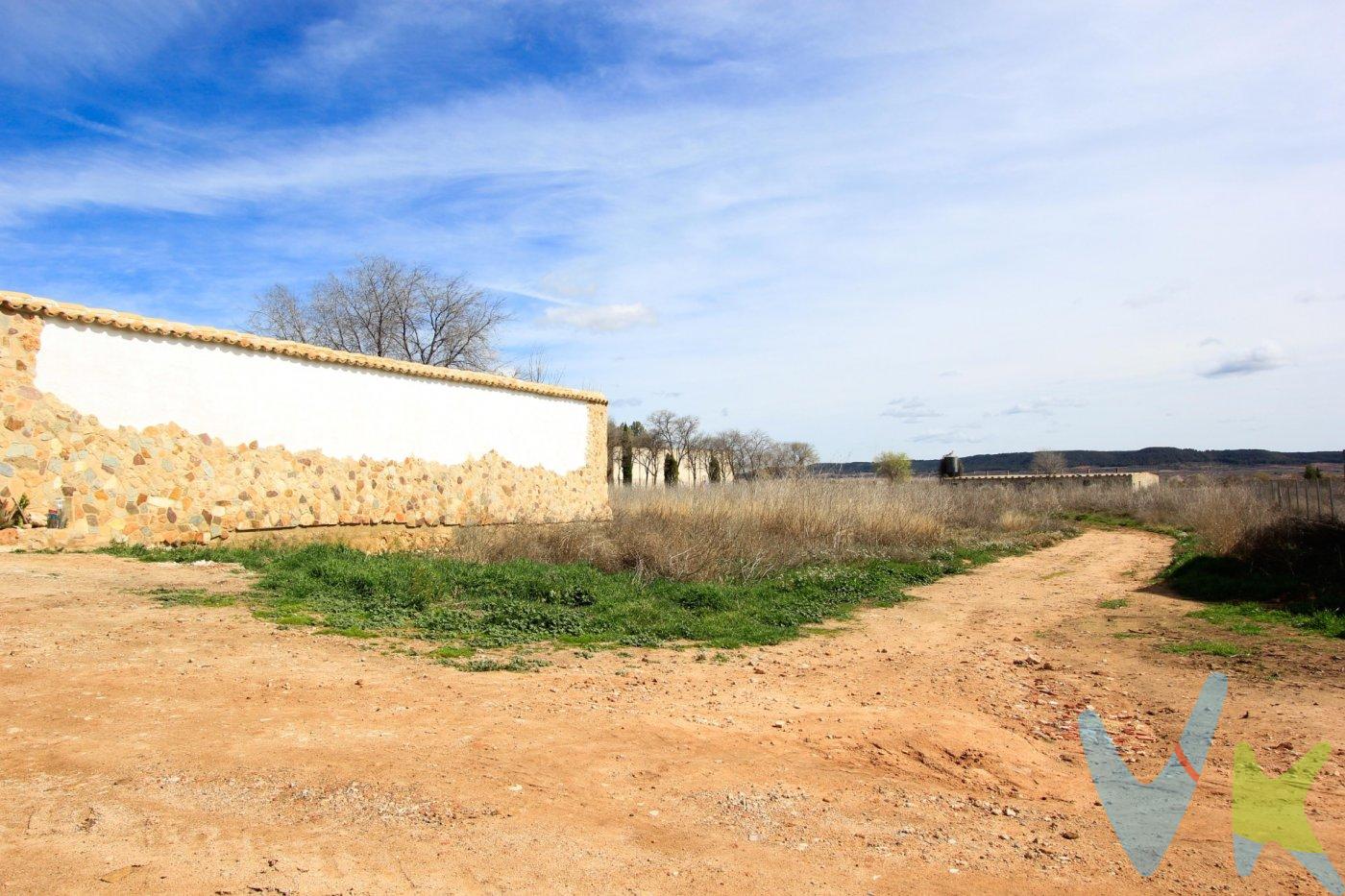 ¡Haga realidad su sueño de construir su propia casa a medida! Tenemos un fabuloso terreno urbano en Los Duques, con un generoso tamaño de 1072 m2 y acceso desde dos calles. Se trata de suelo urbano listo para edificar, lo que le brinda total libertad para diseñar y construir su hogar ideal. Importante destacar que las primeras imágenes en el anuncio son renders para mostrar las posibilidades del terreno. La ubicación de La Aldea es simplemente inmejorable: a solo 10 km de Requena y a 70 km de la capital, Valencia. Rodeada principalmente de viñedos, disfrutará de un entorno natural espectacular, ya que se encuentra dentro de la zona del Parque Natural de las Hoces Cabriel. Esta combinación de naturaleza y tranquilidad es perfecta para quienes buscan un ambiente relajado y conectado con la belleza del paisaje. Además, como un beneficio adicional, la parcela se encuentra frente a la piscina municipal y ofrece vistas despejadas, lo que le permitirá disfrutar de momentos de esparcimiento y relajación en un entorno encantador. Es importante tener en cuenta que la descripción e imágenes del inmueble tienen un carácter meramente informativo y no generan ningún compromiso contractual. La inmobiliaria comercializadora se reserva el derecho de realizar modificaciones sin que esto implique responsabilidad alguna frente a terceros. En cuanto al precio de venta al público, queremos aclarar que esta propiedad NO incluye los gastos de adquisición, como los costos de Notario, registro, gestión, honorarios, etc. Es fundamental considerar estos gastos adicionales al momento de tomar una decisión. No pierda la oportunidad de construir el hogar de sus sueños en este maravilloso lugar. ¡Contáctenos para obtener más información y hacer realidad su proyecto de vida!