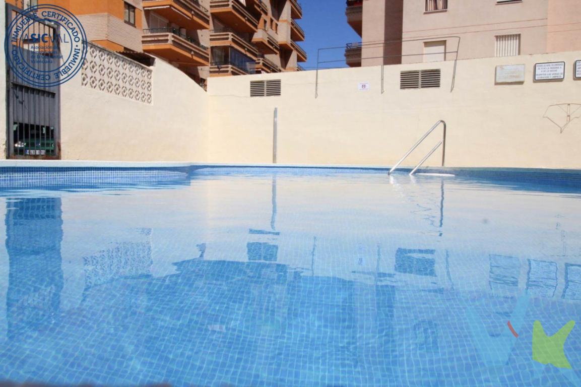 Ref_1717: ¿Quieres oler el mar? Con solo cruzar la calle, ya estás en la playa !!!!!. Apartamento con terraza con vistas laterales al mar en primera línea de la Playa Morro de Gos.   2 dormitorios, uno con cama de matrimonio de 135cm y otro con 2 camas de 90 cm. Cocina funcional con salida directa a la terraza. Amplio Salón comedor.  Baño completo con bañera.. Dispone de plaza de parking en superficie y piscina comunitaria.. Acceso al portal adaptado.. . La ubicación es excelente, está rodeada de bares, restaurantes y comercios. . Desde el norte al sur encontramos el paseo de la playa de Morro de Gos, que sube hasta el Faro de Oropesa, rodeando la Torre del Rey, y bajando al paseo marítimo de la Playa La Concha, en su extremo más al sur con unas calas preciosas, Cala Oropesa la Vella y Cala del Retor, llegando hasta el Puerto deportivo de Oropesa del Mar.. . Al final de la de Playa  La Concha, en la calle Tramontana empieza un bonito paseo por la Vía Verde, que es adecuado tanto para los peatones como para los ciclistas, y que llega hasta Benicasim, con su recorrido total de 5 km, entre montaña y mar, con dos torres de fuerza, Torre de la Corda y Torre Colomera.. . A 25 km de Oropesa del Mar, por la N340 se sitúa Castellón, ciudad con múltiples centros comerciales, cines, Puerto de Castellón con su Plaza del Mar, situada entre el Moll de Costa, el Club Náutico de Castellón, donde puedas disfrutar de una mañana o tarde paseando, tomarte una tapa en las terrazas o degustar raciones de pescado de su propia la lonja pesquera.. . El precio de venta NO INCLUYE Impuestos (I.V.A. o I.T.P.), gastos de Notaría, gastos de Registro de la Propiedad, gastos de tramitación de Escrituras ni gastos de financiación (si se precisa). Consulte Honorarios Profesionales de Agencia Inmobiliaria.