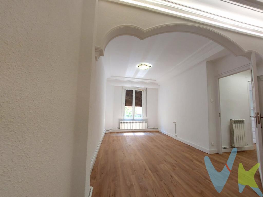 INMOBILIARIA SOLOZÁBAL presenta una oportunidad única que inmobiliaria Solozábal ofrece para adquirir un magnífico piso en la zona del Polideportivo de Lobete, en Logroño! Zona que combina tranquilidad y accesibilidad a servicios esenciales, ideal para quienes buscan calidad de vida sin renunciar al dinamismo urbano.Este inmueble en la primera planta del edificio destaca por su distribución funcional y sus amplios espacios, pensados para proporcionar comodidad y confort a sus futuros propietarios.El inmueble cuenta con tres habitaciones que aseguran el descanso en un entorno cálido y acogedor. La cocina, equipada y con espacio suficiente para una mesa de comedor .El edificio mantiene el encanto de la época, ofreciendo un carácter único que se mezcla con las comodidades modernas. Se encuentra  bien mantenido.Uno de los atractivos principales de esta vivienda es su ubicación. Situada en una zona con un ambiente vecinal agradable y consolidado, ofrece facilidad de acceso a diversos servicios. A escasos metros se encuentran supermercados, colegios, así como una amplia oferta de bares y restaurantes que garantizan una vida social activa. Además, su proximidad a paradas de autobús hace que el desplazamiento por la ciudad sea cómodo y rápido, conectando perfectamente con otros puntos importantes de Logroño.Este piso es la oportunidad perfecta para quienes buscan un lugar donde establecer su hogar, adaptándose tanto a familias como a parejas jóvenes que desean invertir en una propiedad sólida y con proyección de futuro.Le invitamos a programar una visita para descubrir de primera mano todas las ventajas que este maravilloso piso tiene para ofrecer. No deje pasar esta oportunidad única de adquirir una propiedad que combina estilo clásico con todas las comodidades modernas en una ubicación privilegiada de Logroño. ¡Contáctenos hoy mismo y permítanos mostrarle su próximo hogar! 
