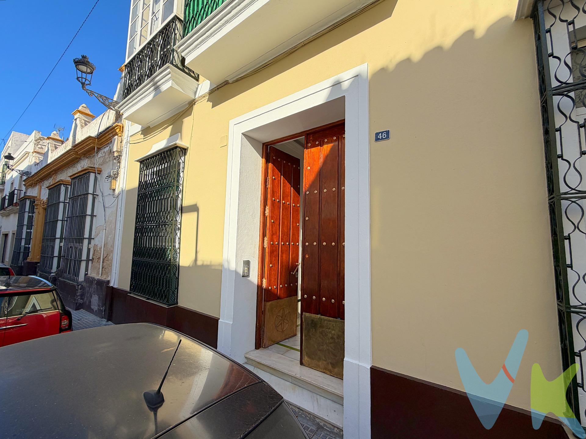 Si buscas una vivienda que rompa con lo convencional, que combine historia, diseño inteligente y funcionalidad, este dúplex te va a enamorar desde el primer segundo. Perfecto para inversores (alta demanda de alquiler) o para quienes buscan un hogar urbano con personalidad propia. . Se trata de un espectacular dúplex ubicado en una de las mejores zonas del casco histórico, repleto de encanto y listo para entrar a vivir o rentabilizar. Acceso a través de un portal señorial con suelos de mármol y un imponente portón clásico de madera que te da la bienvenida con pura distinción andaluza. La vivienda nos recibe con amplio salón de concepto abierto que se funde con una cocina de diseño atrevido. Destacan sus ornamentos tipo viga, paredes en contraste y una espectacular barra americana con taburetes, ideal para tus desayunos o para recibir visitas. salón exterior que da la calle con ventanal grande y cocina integrada en planta baja, subiendo las escaleras encontramos dos habitaciones y cuarto de baño completo. 