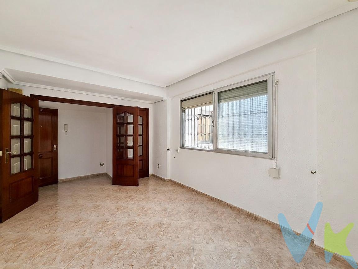 Admítelo: llevas meses buscando un piso que de verdad lo tenga todo, pero siempre falta lo mismo.. ¡espacio exterior! Pues bien, el mercado te acaba de dar una oportunidad única y se llama Avenida Doctor Waksman. Estamos hablando de una vivienda espectacular que combina el tamaño que necesitas con un tesoro incalculable: una gigantesca terraza privada con un precioso suelo hidráulico de estilo mediterráneo. Imagina ya tus noches de verano cenando al aire libre, tu zona chill-out rodeada de plantas, el espacio perfecto para tus mascotas o ese rincón de relax absoluto en pleno centro de la ciudad. . La ubicación es un auténtico escándalo: estás a un paseo de 5 minutos de las calles más vibrantes de Ruzafa y del pulmón verde del Parque Central, pero con la comodidad, los servicios y la facilidad de conexión de una gran avenida consolidada con Mercadona, Consum y autobuses en la misma puerta. Olvídate de los pisos oscuros y agobiantes; al ser una vivienda mixta con orientación Sureste-Noroeste, disfrutas de un sol radiante por las mañanas en la fachada exterior y de una ventilación cruzada natural que mantiene la casa fresca todo el año. Sus 4 amplísimas habitaciones te ofrecen una versatilidad brutal para montar tu dormitorio principal de ensueño, un despacho para teletrabajar o una sala de estar con acceso al balcón exterior protegido por una pantalla verde de árboles que te dan una privacidad total. La cocina independiente de madera noble es una delicia y conecta directamente con la terraza, permitiéndote cocinar con luz natural y dar servicio fuera sin esfuerzo. Además, contarás con 2 baños completos para evitar las colas mañaneras (¡uno con bañera de mármol y otro con ducha!), un salón-comedor señorial con un mueble boisserie a medida que destila categoría, ventanas de aluminio con rejas de seguridad, y aire acondicionado Frío/Calor para que tu confort sea absoluto desde el primer día. Los primeros pisos con terrazas de este tamaño en zonas colindantes con Ruzafa no se venden, ¡vuelan en cuestión de días! Ven a reservarlo antes de que sea tarde!. VENTA:. PVP 280.000€. Gastos e impuestos no incluidos en el precio. La compra conlleva impuestos y gastos de formalización para el comprador. A título orientativo se informa que en segundas transmisiones el ITP con carácter general en Valencia es del 9%, pudiendo existir otros tipos impositivos atendiendo a las circunstancias personales del comprador u otras circunstancias previstas legalmente. Base imponible del impuesto el mayor valor entre el precio de compraventa, la tasación o el valor de referencia catastral. En cuanto a los gastos de notaría y registro, en su caso, suelen oscilar aprox. entre 1,5% y 2,5% (aranceles variables según precio, n.º de copias y complejidad). El comprador elige notario. Si el comprador precisase de hipoteca: tasación, condiciones y costes bancarios serán según entidad elegida por el comprador, así como los gastos de gestoría, y cualesquiera otros gastos inherentes a la formalización de la compraventa que legalmente correspondan a la parte compradora, salvo pacto expreso en contrario con el vendedor. El consumidor tiene, conforme a la normativa vigente, a su disposición información y documentación adicional relativa al inmueble y condiciones de la compraventa, que podrá ser consultada en C/Joaquín Costa 4, bajo 46005 Valencia o urbe2@remax.es. Honorarios de mediación inmobiliaria a cargo del COMPRADOR: (3% del precio final de venta más IVA (21%), salvo otro pacto.); y de VENDEDOR (según acuerdo con el mismo). Se informa al consumidor que la agencia actúa como intermediaria inmobiliaria en la operación, estando cualquier eventual compraventa y sus condiciones sujeta a la aceptación expresa del propietario-vendedor y a la posterior formalización del correspondiente contrato.