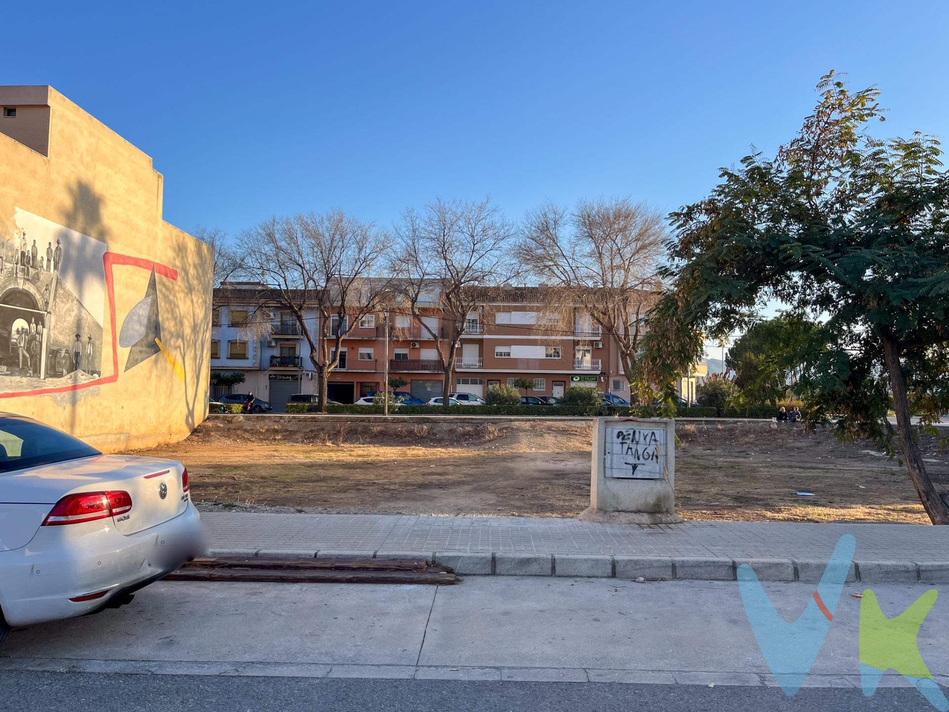 Solar urbano de 834 m² ubicado en la Calle Colón, en el mismo centro de L’Alcúdia de Crespins (Valencia). . Está clasificado como suelo urbano consolidado, dentro de la ordenanza ENS-18, lo que permite construir planta baja más 3 alturas. La edificabilidad estimada es de unos 2.835 m² sobre rasante, con ocupación del 100% en planta baja y del 80% en plantas superiores. El solar tiene una repercusión muy ajustada, en torno a 150 €/m² edificable, lo que lo convierte en una muy buena oportunidad para desarrollar un edificio plurifamiliar con local comercial en planta baja. Está rodeado de viviendas, bancos, comercios y servicios, y a solo 5 minutos a pie de la estación de Cercanías (línea C2 a Valencia). Ideal para promotores que busquen buena ubicación, volumen edificable y margen razonable. La descripción del presente inmueble e imágenes tienen mero carácter informativo y en ningún caso carácter contractual, pudiendo ser modificados por la inmobiliaria comercializadora sin que ello implique responsabilidad alguna frente a terceros. En el precio de venta a público, esta propiedad NO incluye los gastos de adquisición (Notario, registro, gestión, honorarios, etc…).