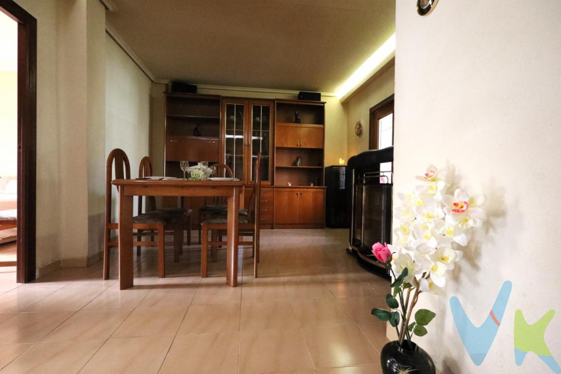 Se pone a la venta un encantador piso en la localidad de Alaquàs, ideal para aquellos que buscan un hogar acogedor en una zona con encanto. Este inmueble, situado en la planta segunda de un edificio bien mantenido, ofrece una distribución óptima con un total de 60 metros cuadrados útiles y 57 metros cuadrados construidos. Un hogar perfectamente pensado tanto para parejas como para pequeños núcleos familiares que deseen disfrutar de la tranquilidad sin renunciar a las comodidades urbanas.El piso cuenta con: Una cocina independienteDos habitaciones amplias y luminosas,Un baño completo con duchaUn espacio de almacenaje tipo trasteroUn agradable balcón acompaña este piso, brindando la posibilidad de disfrutar de agradables momentos al aire libre. Este espacio exterior es sin duda un plus para los amantes de la luz natural y del aire fresco.Este piso en Alaquàs se sitúa en un entorno privilegiado, con acceso cercano a servicios imprescindibles como supermercados, colegios y centros de salud, todos dentro de un radio cómodo para su día a día. El transporte público está a poca distancia, facilitando la conexión con los puntos más destacados de la ciudad. Su ubicación estratégica asegura estar cerca de todo sin sacrificar la tranquilidad que una zona residencial puede ofrecer.La comunidad de vecinos es tranquila y respetuosa, permitiendo un ambiente armónico en el que vivir. Este es un inmueble que ofrece una oportunidad única para aquellos interesados en establecerse en Alaquàs, una localidad que combina tradición y modernidad, asegurando una gran calidad de vida. Anímese a visitar este encantador piso y descubra con sus propios ojos todo lo que tiene para ofrecer. La oportunidad de vivir en un lugar lleno de encanto le espera, siendo éste el primer paso a su nuevo hogar en esta hermosa población. No pierda la ocasión de conocer este piso que puede ser su futuro hogar. Contáctenos para programar una visita y así poder apreciar directamente todas las ventajas de esta propiedad sorprendente.Por mandato expreso del propietario, comercializamos este inmueble en exclusiva compartida, lo que garantiza el mejor trato y fiabilidad de la negociación, garantizamos un servicio de calidad. Si usted es agente inmobiliario y tiene un cliente para este inmueble, llámenos, estamos encantados de colaborar. La descripción del presente inmueble e imágenes tienen mero carácter informativo y en ningún caso carácter contractual, pudiendo ser modificados por la inmobiliaria sin que ello implique responsabilidad alguna frente a terceros. Agencia Registrada con el Nº 90 en el Registro Obligatorio de Agentes Inmobiliarios de la Comunitat Valenciana. Puede consultar en la web de la GVA. En el precio no están incluidos los gastos, honorarios ni impuestos.