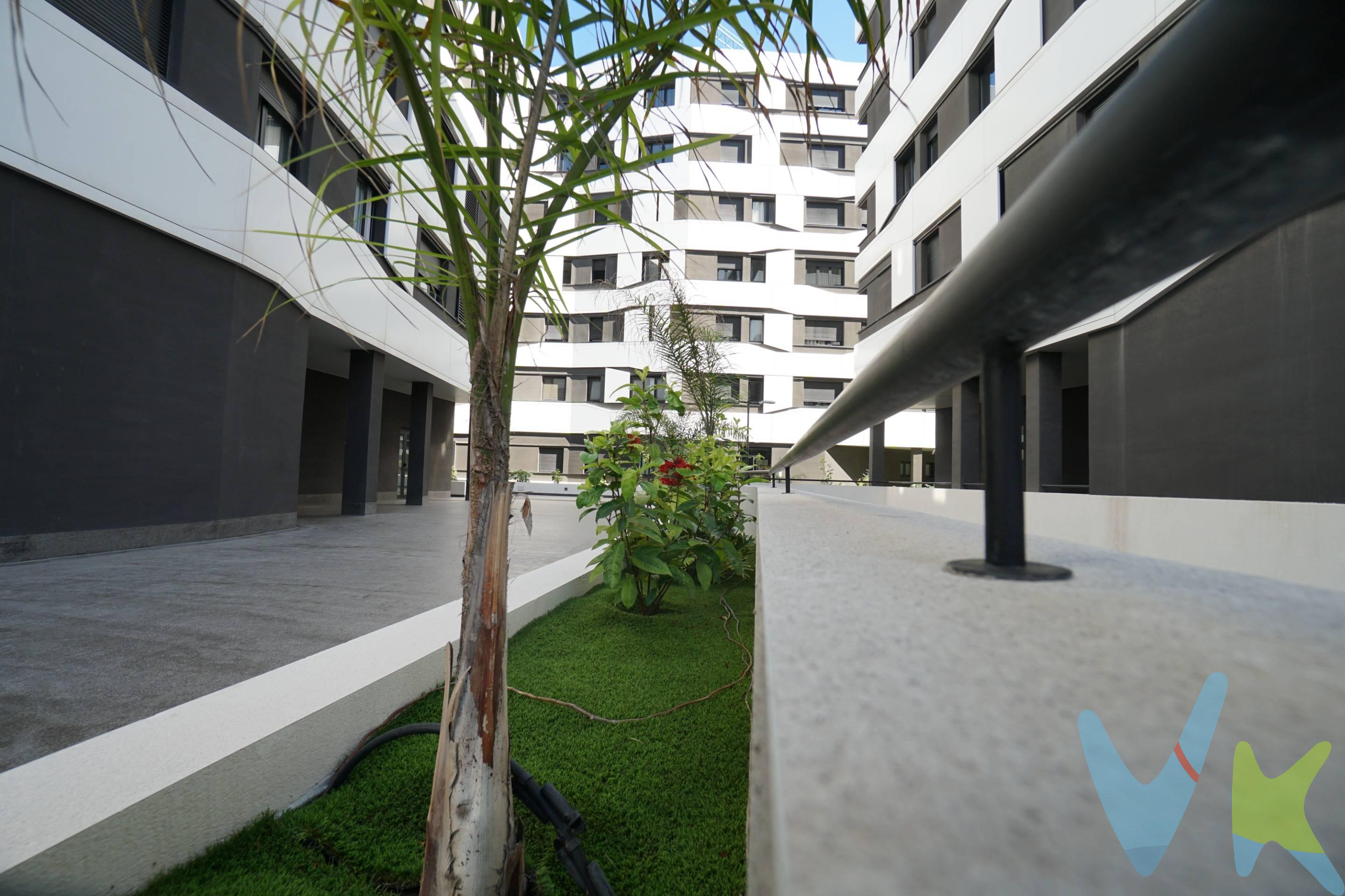 ¡Descubre tu nuevo hogar en este exclusivo piso a estrenar con todas las comodidades que siempre has soñado! Con 4 habitaciones espaciosas, 2 baños elegantes, un acogedor salón, y una cocina moderna y funcional, este inmueble es la combinación perfecta de confort y estilo. Cuenta también con una solana donde colocar la lavadora. Ubicado estratégicamente cerca del Hospital Doctor Negrín, este piso ofrece la tranquilidad de tener atención médica cercana. Además, su proximidad a la famosa playa de Las Canteras te brinda la oportunidad de disfrutar de días soleados y relajantes momentos frente al mar. ¿Te encanta ir de compras? Este hogar se encuentra a pocos minutos de reconocidos centros comerciales, donde podrás encontrar una amplia variedad de tiendas y opciones gastronómicas. Los colegios cercanos hacen de esta ubicación una elección ideal para familias, asegurando una educación de calidad para tus seres queridos. La excelente conexión de transporte facilita desplazarse por la ciudad, permitiéndote aprovechar al máximo todo lo que este lugar tiene para ofrecer. Además, contar con un garaje y trastero proporciona la comodidad que necesitas para almacenar tus pertenencias de manera segura. ¿Te preocupa mantenerte en forma? No hay problema. Este complejo residencial incluye un gimnasio totalmente equipado, para que puedas mantener tu rutina de ejercicios sin salir de casa. Además, podrás relajarte y disfrutar de días soleados en la piscina, convirtiendo tu hogar en tu propio oasis privado. No pierdas la oportunidad de vivir en este espectacular piso que combina lujo, comodidad y ubicación privilegiada. ¡Contáctanos hoy para agendar una visita y descubre tu nuevo hogar!