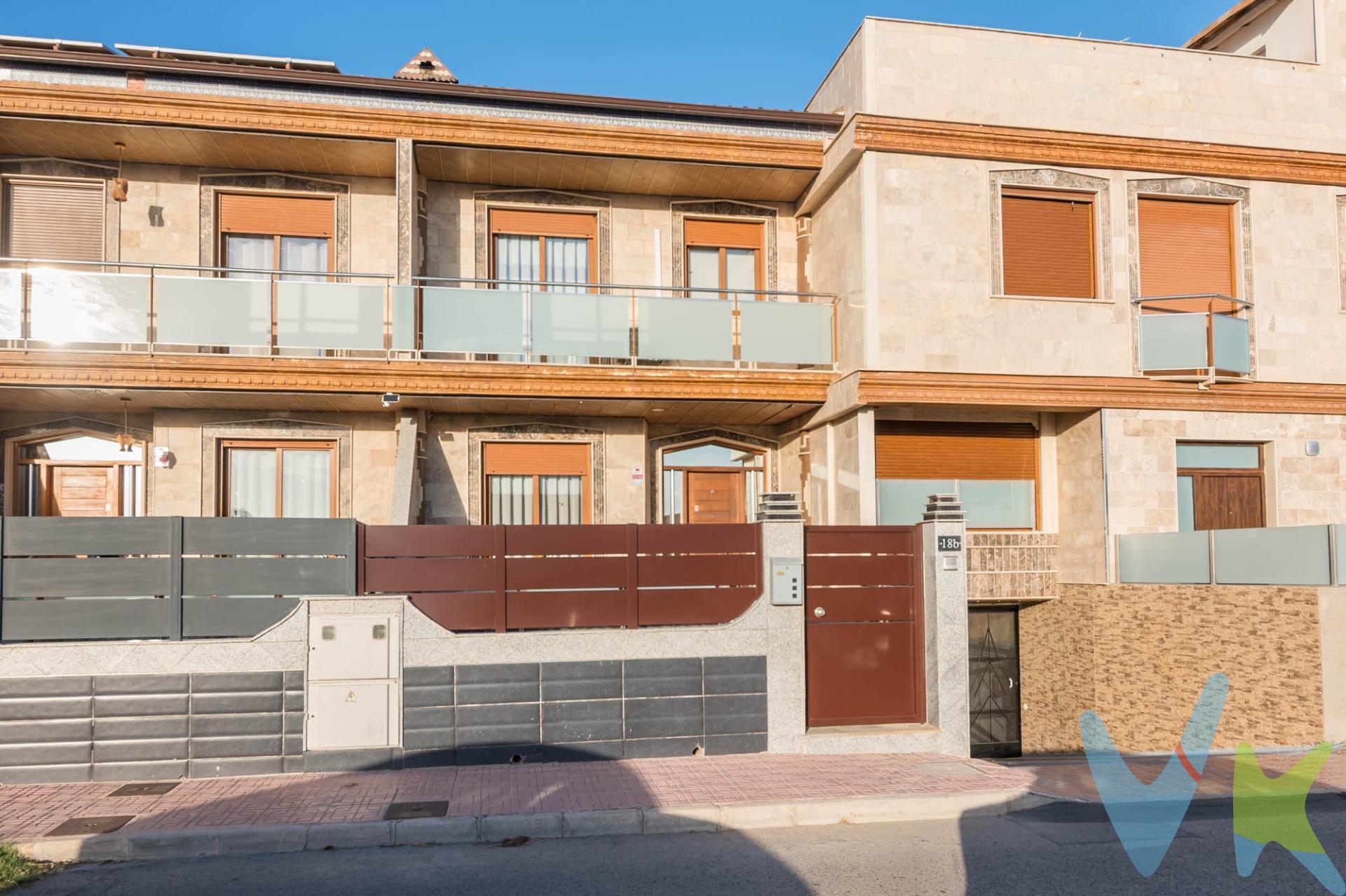 Crea el hogar que siempre has soñado, en este magnífico dúplex en Ceutí´, una vivienda pensada para quienes buscan amplitud, comodidad y diferentes espacios tanto interiores como exteriores. Si estás buscando una casa amplia, con sitio para toda la familia y donde nadie tropiece con nadie, este dúplex en la urbanización La Tejera de Ceutí encaja bastante con lo que necesitas. La distribución está pensada para el día a día sin agobios:. Planta baja: Nada más entrar tienes el salón, la cocina, un dormitorio (super útil si no quieres subir escaleras o para las visitas) y un baño completo. Planta primera: Aquí está la zona de noche con tres dormitorios y tres baños; cada uno con su espacio e independencia. Tercera planta: Una zona de buhardilla amplia para lo que te haga falta (despacho, zona de juegos, sala de estar..) y con salida directa a una zona chill-out perfecta para desconectar al aire libre. Sótano: Un desahogo total con capacidad para tres vehículos y espacio extra de almacenamiento. Al final es una casa con una distribución muy cómoda, cuatro dormitorios, cuatro baños y rincones pensados para disfrutar tanto dentro como fuera. ¡Ven a visitarla y descubre todo lo que puede ofrecerte!. PVP: 199.900€. No incluye gastos, impuestos y demás gastos legalmente correspondan al comprador: ITP del 7,75% con carácter general; existen excepciones según normativa aplicable (1). Base imponible el mayor valor entre el precio de venta o el valor referencia catastral. Gastos Notaría y Registro: 1.900€ aprox. según complejidad y aranceles vigentes (2). Financiación: gastos de hipoteca, tasación y gatos bancarios a cargo del comprador, según su necesidad y elección. Servicio doble de intermediación: Honorarios inmobiliaria a cargo del comprador: 3% precio final con un mínimo de 3.000€, más IVA (21%), salvo acuerdo contrario tras negociación, no incluidos en PVP. Operación y condiciones de compraventa sujeta a aceptación expresa del vendedor. Para acceder a información y documentación legalmente exigible por el consumidor: https://www.inmotasa.es/consumidor/ .   Comercialización en multiexclusiva: Por mandato expreso del propietario, este inmueble se comercializa en multiexclusiva, lo que garantiza un acceso completo a la información, un servicio profesional y una gestión ordenada, sin interferencias de terceros. Si eres agente inmobiliario y tienes un cliente interesado, estaremos encantados de colaborar.    Una compra tranquila y bien acompañada: Al contactar directamente con nosotros, evitarás molestias innecesarias a la propiedad. Nos encargamos de toda la intermediación, facilitándote la documentación, la información necesaria y un trato cercano, claro y sin complicaciones.  (1) Para una información exhaustiva sobre el funcionamiento, tipos impositivos y bonificaciones del ITP en la Región de Murcia, puedes consultar el portal oficial de la Agencia Tributaria Autonómica en el siguiente enlace: agenciatributaria.carm.es/ITPAJD. (2) Tarifas notariales y registrales reguladas en Anexo I Del Real Decreto 1426/1989 y, Anexo I Del Real Decreto 1427/1989, respectivamente. . 