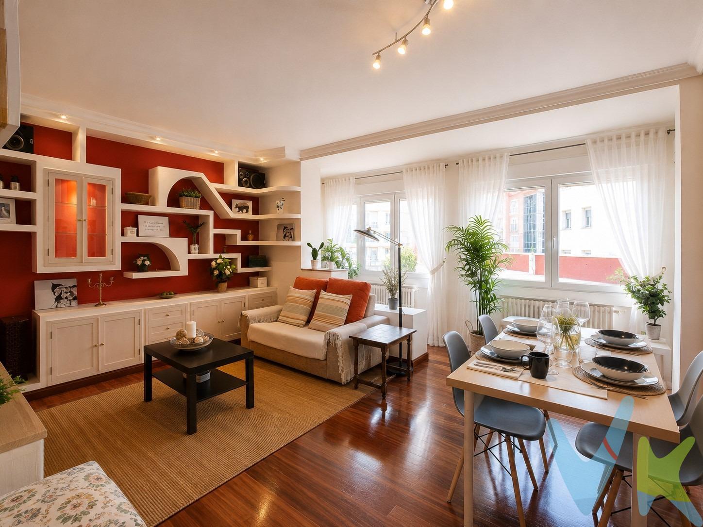 Presentamos esta acogedora vivienda de tres dormitorios ubicada en una de las zonas más consolidadas y demandadas de Madrid, a escasos minutos de la Glorieta de Marqués de Vadillo. La propiedad dispone de salón independiente, cocina, cuarto de baño completo y tres dormitorios, destacando especialmente el dormitorio principal por su amplitud y armario empotrado. La vivienda se encuentra semi reformada, ofreciendo una excelente base tanto para entrar a vivir como para personalizarla al gusto del futuro propietario. Aunque se trata de una vivienda interior, tanto el salón como el dormitorio principal se orientan hacia un amplio patio de manzana, proporcionando una agradable sensación de tranquilidad y amplitud poco habitual en Madrid capital. Orientación norte, calefacción central. El edificio cuenta con dos ascensores, servicio de portería física y acceso adaptado para personas con movilidad reducida, aportando comodidad y valor añadido a la finca. Ubicada en un entorno con todos los servicios: comercios, colegios, zonas verdes, restauración y excelentes conexiones mediante transporte público y acceso rápido a la M-30 y al centro de la ciudad. . Una opción ideal junto al parque Madrid Río, Puente de Toledo, Pirámides, etc.. tanto para quienes buscan establecer su hogar en Madrid capital como para inversores que deseen apostar por una zona con alta demanda y gran estabilidad de mercado. Calificación energética: E. Llama hoy mismo y ven a conocer tu nuevo hogar en Madrid. Es importante mencionar que los impuestos y gastos (ITP o IVA, notaría, registro, gestoría, tasación, etc.) no están incluidos en el precio. Para más información o para concertar una visita, ¡contáctanos ahora!