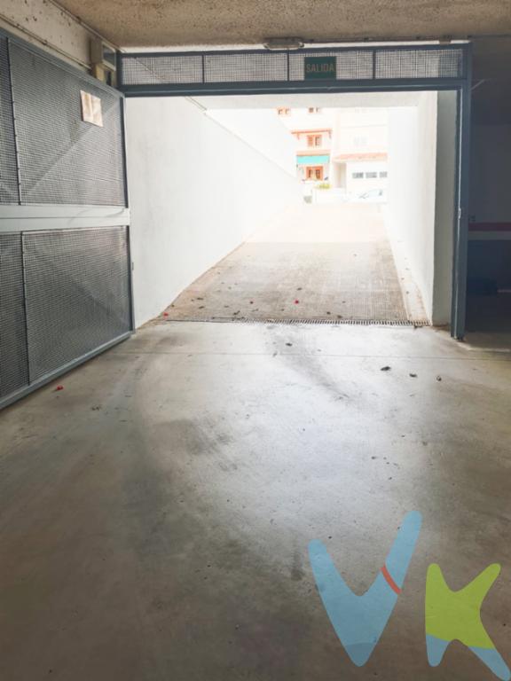 **Oportunidad única: Plaza de garaje en venta en La Pobla de Farnals**Esta plaza de garaje ofrece 10 metros cuadrados útiles, igual superficie que la construida, lo que garantiza que el espacio es completamente aprovechable para estacionar de manera cómoda y sin inconvenientes. Dimensiones cuidadosamente pensadas permiten el aparcamiento de vehículos de diversos tamaños, asegurando una maniobra eficaz y sin complicaciones.Dentro del mismo garaje, usted hallará un ambiente limpio y bien mantenido, reflejo del cuidado detallado que se le brinda al lugar. El orden y la organización prevalecen en todos los espacios comunes, garantizando así que la experiencia de uso de la plaza sea siempre la mejor posible. Además, el mantenimiento regular del edificio supone una ventaja, asegurando al nuevo propietario que no habrá problemas inesperados que pudieran transformar el uso de la instalación en una tarea engorrosa.Adquirir esta plaza de garaje es una inversión segura para todo tipo de compradores, ya sean propietarios que buscan un espacio adicional para sus vehículos o inversores interesados en una propiedad con alta demanda de alquiler. La facilidad de encontrar un interesado en arrendar la plaza, debido a su localización y características, subraya el valor de esta oferta.Por expreso deseo de los propietarios esta vivienda se comercializa en EXCLUSIVA, por lo que le garantiza un trato fácil, cómodo y sin interferencias. Rogamos no molesten a sus ocupantes o vecinos.Si usted es un profesional inmobiliario, no dude en llamarnos, estaremos encantados de colaborar en la venta de este inmueble.El precio ofertado no incluye impuestos, gastos de compraventa, ni honorarios de la agencia inmobiliaria. Anuncio no vinculante, puede contener errores.  