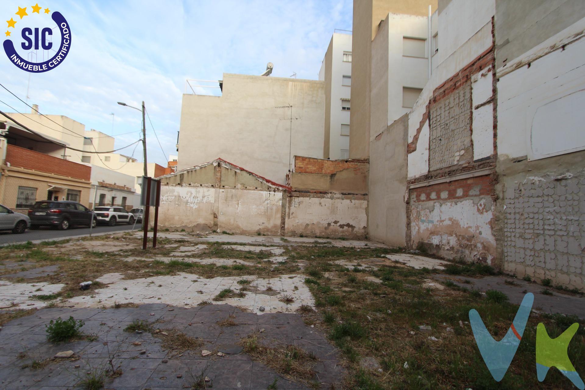 Casa con gran potencial, ideal tanto para quienes buscan diseñar su vivienda a medida mediante una reforma integral, como para inversores interesados en desarrollar un nuevo proyecto desde cero. Ubicada en una zona con alta demanda, la propiedad cuenta con una fachada de 5 metros a la calle, ofreciendo múltiples posibilidades de distribución y aprovechamiento del espacio. Perfecta para crear la casa de tus sueños cerca del mar o como inversión con gran proyección de futuro. VENTA:. PVP 150.000€. Gastos e impuestos no incluidos en el precio. La compra conlleva impuestos y gastos de formalización para el comprador. A título orientativo se informa que en segundas transmisiones el ITP con carácter general en Valencia es del 10%, pudiendo existir otros tipos impositivos atendiendo a las circunstancias personales del comprador u otras circunstancias previstas legalmente. Base imponible del impuesto el mayor valor entre el precio de compraventa, la tasación o el valor de referencia catastral. En cuanto a los gastos de notaría y registro, en su caso, suelen oscilar aprox. entre 1,5% y 2,5% (aranceles variables según precio, n.º de copias y complejidad). El comprador elige notario. Si el comprador precisase de hipoteca: tasación, condiciones y costes bancarios serán según entidad elegida por el comprador, así como los gastos de gestoría, y cualesquiera otros gastos inherentes a la formalización de la compraventa que legalmente correspondan a la parte compradora, salvo pacto expreso en contrario con el vendedor. El consumidor tiene, conforme a la normativa vigente, a su disposición información y documentación adicional relativa al inmueble y condiciones de la compraventa, que podrá ser consultada en C/Joaquín Costa 4, bajo 46005 Valencia o urbe2@remax.es. Honorarios de mediación inmobiliaria a cargo del COMPRADOR: (3% del precio final de venta más IVA (21%), salvo otro pacto.); y de VENDEDOR (según acuerdo con el mismo). Se informa al consumidor que la agencia actúa como intermediaria inmobiliaria en la operación, estando cualquier eventual compraventa y sus condiciones sujeta a la aceptación expresa del propietario-vendedor y a la posterior formalización del correspondiente contrato.