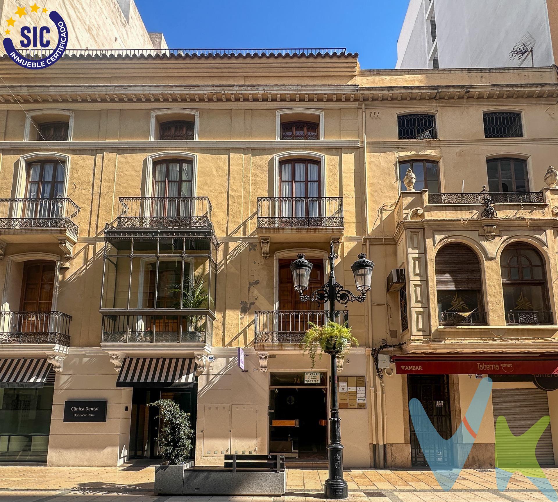 Se presenta la oportunidad de adquirir una exclusiva propiedad en el corazón de Castellón, compuesta por dos despachos unidos y un práctico trastero. Ubicado en un edificio destinado a oficinas, este inmueble destaca por su luminosidad natural gracias a amplias ventanas que permiten la entrada de luz durante todo el día. Los accesos desde las calles Mayor y Ruiz Vila ofrecen comodidad y visibilidad para cualquier actividad profesional. El primer despacho tiene una superficie útil de 27 m², mientras que el segundo abarca generosos 44 m²; ambos están equipados con mobiliario funcional incluyendo mesas adecuadas tanto para trabajo individual como reuniones grupales. Además, se incluye un aseo privado dentro del espacio laboral principal para mayor conveniencia. Adyacente a los despachos encontramos un trastero perfecto para almacenamiento adicional o archivo documental, optimizando así la organización del ambiente laboral sin perder eficiencia ni tiempo valioso en desplazamientos innecesarios hacia otros lugares fuera del despacho principal. Esta oferta es única y está disponible exclusivamente mediante nuestra agencia; solicitamos respetuosamente no contactar al propietario ni molestar a los actuales ocupantes mientras gestionan esta propuesta inmobiliaria excepcionalmente atractiva. !!!NO DEJES DE VISITARME!!!