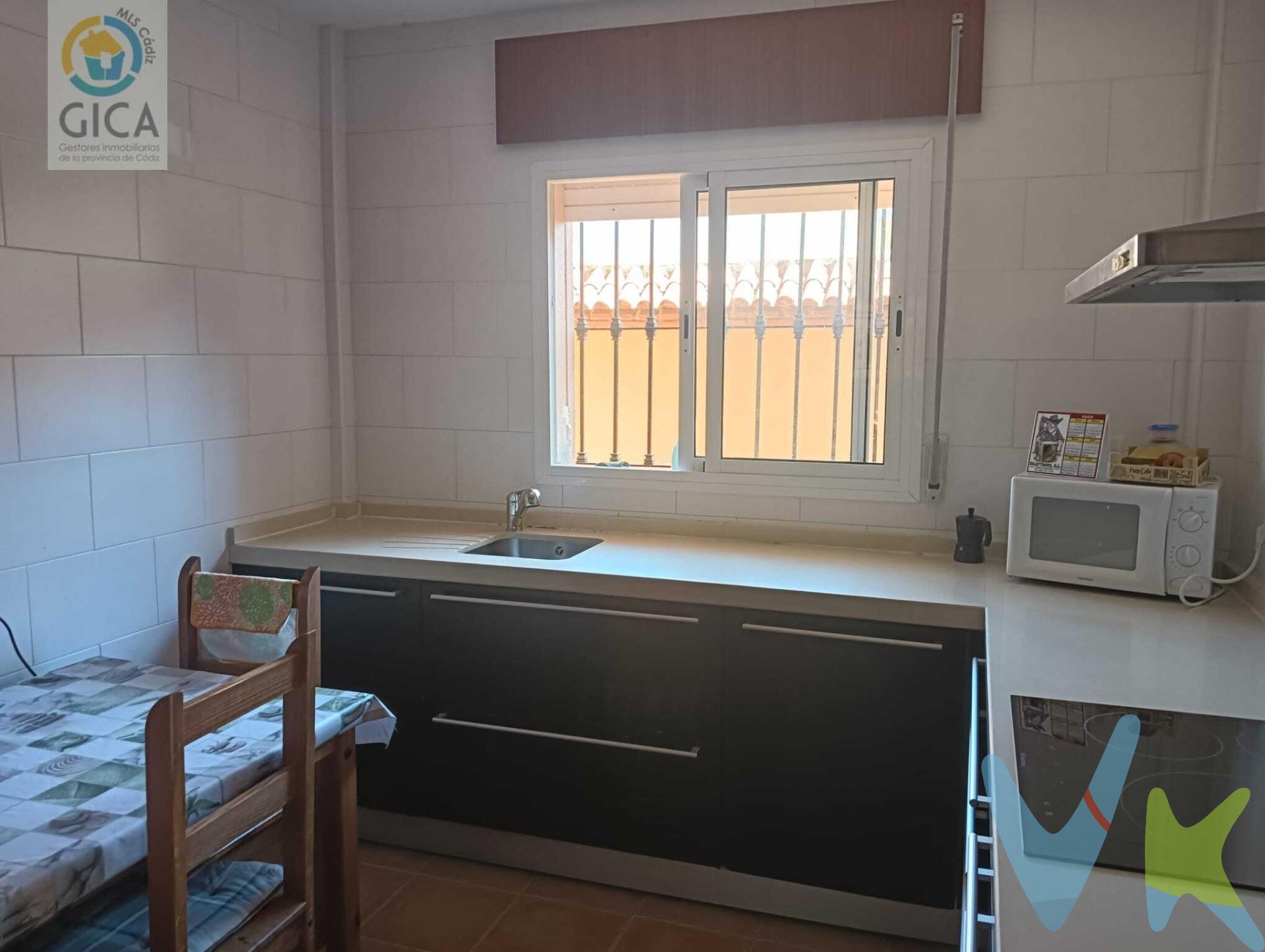 ¡Descubre la vida que siempre soñaste en esta increíble casa pareada ubicada en el vibrante barrio de La Menacha!.  Con 142 m² bien distribuidos, este hogar cuenta con una habitación doble perfecta para descansar y dos habitaciones sencillas ideales para dar rienda suelta a tu creatividad. El baño y un aseo son prácticos y funcionales, listos para adaptarse a tus necesidades diarias. Su estado es impecable, lista para entrar. Disfruta cocinando entre muebles modernos mientras te relajas al lado de la chimenea o aprovechas esos días soleados haciendo barbacoa en el jardín privado; ¡ideal para tus reuniones con amigos! Además, tendrás un patio luminoso donde disfrutar del aire libre rodeado de árboles frondosos que aportan frescura al ambiente. Este lugar también incluye extras como videoportero por tu seguridad y parking incluido —un lujo cada vez más difícil de encontrar— además estarás cerca colegios y parques perfectos si tienes peques o simplemente quieres salir a pasear. No pierdas la oportunidad de vivir aquí: ¡tu nuevo hogar te espera!. --------------------------------------------------. Informamos a nuestros clientes que los gastos de notaría, registro, gestoría, impuestos y los honorarios de la agencia  NO están incluidos en el precio. A su vez, disponemos del documento informativo abreviado de la propiedad (según decreto 218/2005, del 11 de octubre) y de seguro de caución, para la protección del dinero entregado como señal para la reserva de una vivienda. Por mandato expreso del propietario, comercializamos este inmueble en exclusiva, lo que le garantiza el acceso a toda la información, a un servicio de calidad, un trato fácil, sencillo y sin interferencias de terceros. Por este motivo, se ruega no molestar al propietario, a los ocupantes de la propiedad o a los vecinos. Muchas gracias por su comprensión. 