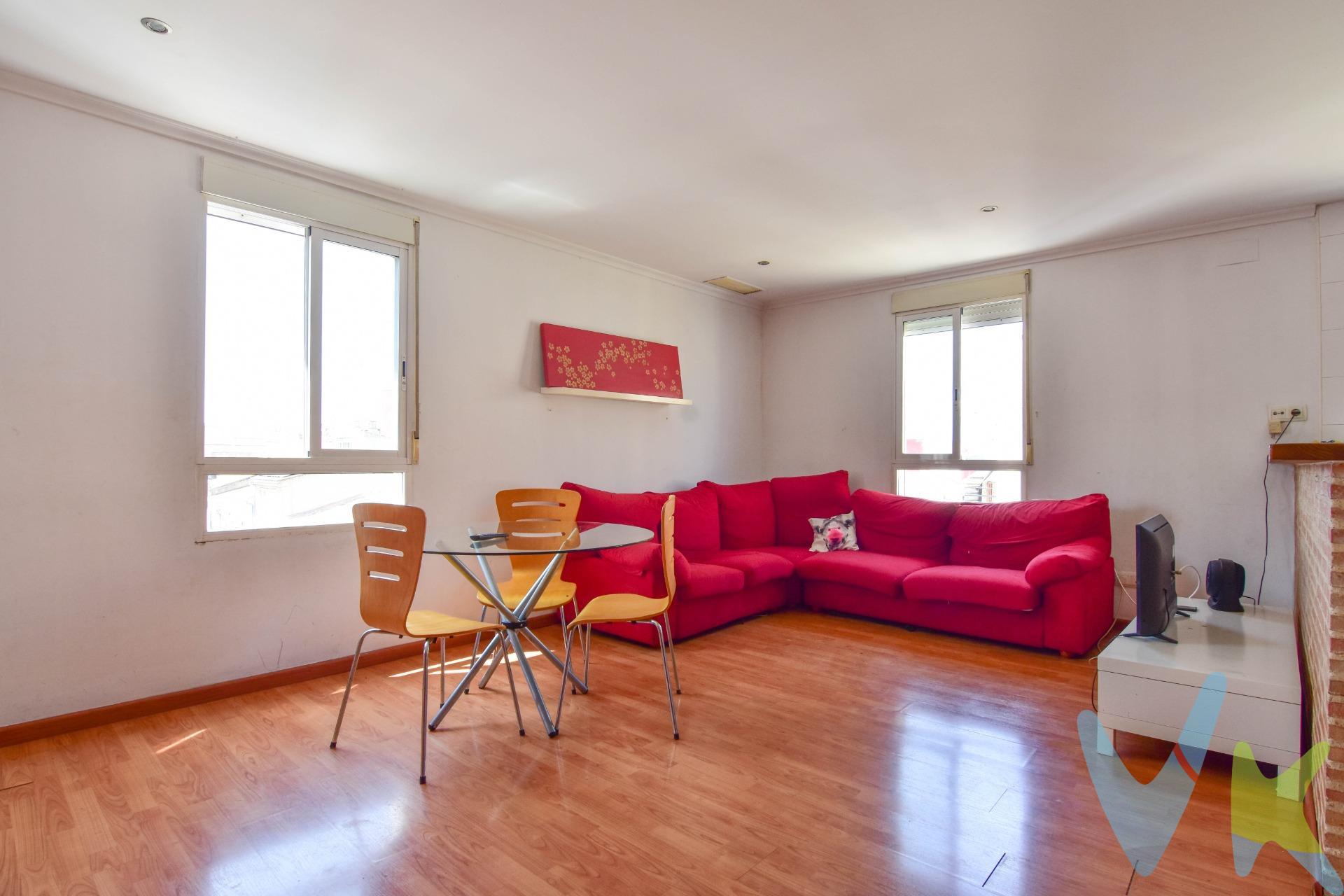 Os presentamos esta coqueta vivienda en la población de Paiporta. . Muy cerca de la plaza Casota, paralela a una de las calles principales del pueblo, lo que lo hace tranquilo y cómodo, ya que a pocos pasos estás rodeada de los servicios que necesitamos en nuestro día a día. Se trata de una 3ª altura sin ascensor en buen estado, la cual, dispone de 2 dormitorios, uno de ellos doble y con armario empotrado, 1 baño con ducha y salón comedor con cocina barra americana. Además esta vivienda te aportará toda la luz que necesitas para crear tu hogar. . Es pequeño y acogedor, en una finca tranquila de tan sólo 6 vecinos. . *Nota: Agencia Registrada con el Nº 1018 en el Registro Obligatorio de Agentes Inmobiliarios de la Comunitat Valenciana. Puede consultar en la web de la GVA. La oferta está sujeta a cambios de precio o retirada del mercado sin previo aviso. En el precio de venta no están incluidos el impuesto del ITP, gastos de Notaría, los honorarios de agencia y los gastos de financiación, si la hubiese. Este anuncio no es vinculante, puede contener errores, se muestra a titulo informativo y no contractual*. *Por mandato expreso del propietario, comercializamos este inmueble en exclusiva, lo que le garantiza el acceso a toda la información, a un servicio de calidad, un trato fácil, sencillo y sin interferencias de terceros. Por este motivo, se ruega no molestar al propietario, a los ocupantes de la propiedad o a los vecinos. Muchas gracias por su comprensión. Si usted es agente inmobiliario y tiene un cliente para este inmueble, llámenos: estaremos encantados de colaborar. *. *Nuestro departamento financiero puede conseguir tu financiación. ¡ Consúltanos! *. 