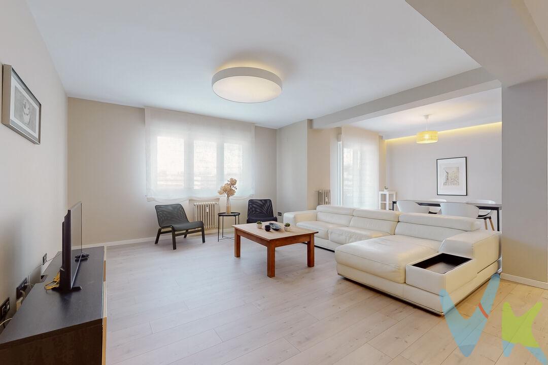 Se vende espectacular piso con reforma integral, diseñado para ofrecer amplitud, comodidad y funcionalidad en una de las zonas más demandadas de la ciudad.
La vivienda dispone de tres habitaciones, además de un despacho independiente, ideal para teletrabajar o como espacio polivalente. Cuenta con dos baños completos, uno de ellos integrado en la habitación principal en formato suite.
La zona de día destaca por su moderno y luminoso salón-comedor abierto a una cocina tipo americana, creando un espacio amplio y acogedor para disfrutar en familia o con amigos.
Además, dispone de una agradable terraza de mas de 7 metros, perfecta para relajarse al aire libre. 
La vivienda cuenta con un espacio para lavanderia y otro como tendedero. 
La propiedad incluye trastero y garaje, aportando un valor añadido y comodidad en el día a día.
La calefacción es central con contadores individuales, lo que permite un mayor control y eficiencia del consumo energético.
Una oportunidad única para disfrutar de una vivienda lista para entrar a vivir, con acabados actuales y una excelente distribución en una ubicación privilegiada.
INFORMACIÓN LEGAL
▪ Información meramente orientativa, sin carácter contractual.
▪ Superficies y características aproximadas, con finalidad descriptiva.
▪ En el precio de venta están incluidos los honorarios de la agencia inmobiliaria, que serán asumidos por la parte vendedora.
▪ El precio indicado no incluye los gastos e impuestos derivados de la compraventa a cargo del comprador (Notaría, Registro de la Propiedad, I.T.P., A.J.D. o I.V.A., según corresponda), ni otros posibles gastos asociados.
▪ El inmueble se transmite sin mobiliario ni otros enseres, salvo que se indique expresamente lo contrario.
 
A modo orientativo en Navarra:
▪ Notaría y Registro: 1%–1,5%.
▪ ITP: tipo general 6% (con posibles bonificaciones).
▪ AJD: aprox. 0,5%–1%.
 