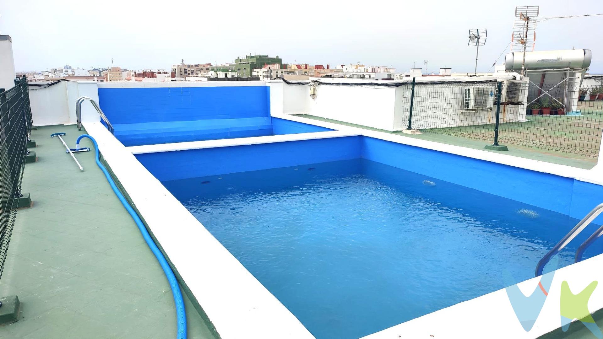 Presentamos la oportunidad de adquirir una vivienda de tres dormitorios y dos baños para reformar y poder crear la casa de tus sueños, adaptándola a tus gustos y necesidades. . Ubicada en una de las mejores zonas de Cádiz, a sólo unos minutos de la playa y muy cerca del centro histórico. Rodeada de comercios, parques, supermercados.. . La vivienda cuenta con acceso a piscina comunitaria en la última planta y con portero físico. No dejes pasar la oportunidad de darle vida a la casa que siempre has soñado!!. Gastos, Impuestos y Honorarios de la Agencia no Incluidos.  Si estás interesado en esta vivienda, contacta con nosotros, te ayudamos a encontrar la casa de tus sueños. 
