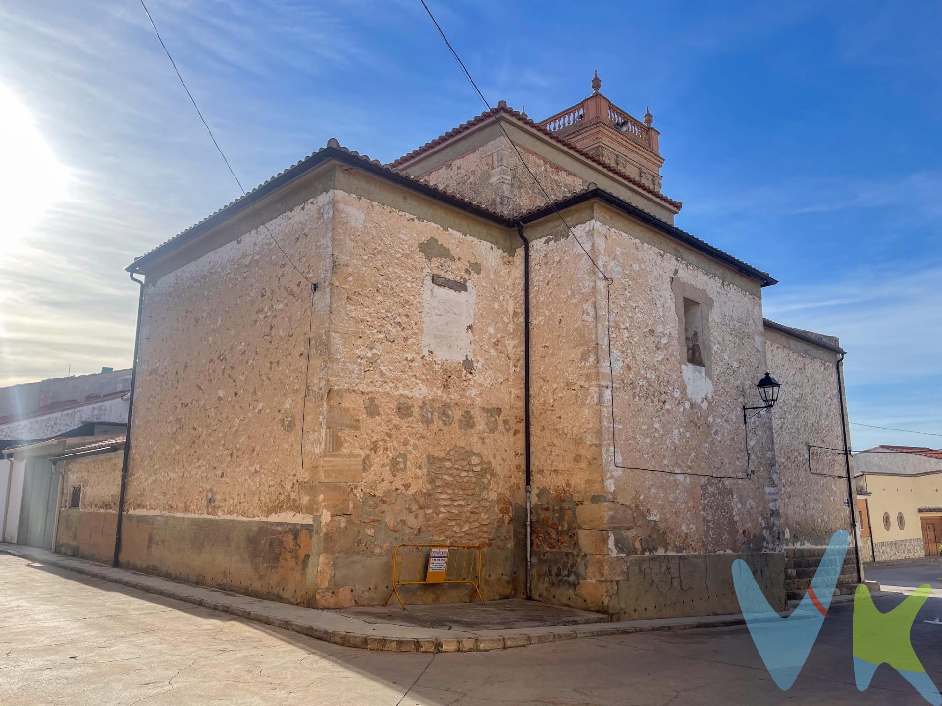 Tu hogar con historia en el corazón de Fuenterrobles. Imagina despertar cada mañana en una acogedora casita de pueblo, rodeado de la calma y el encanto de Fuenterrobles, un municipio con vida, servicios y tradición. Situada justo al lado de la iglesia, esta vivienda de tres plantas es una joya que combina lo auténtico con lo renovado, perfecta para quienes buscan un lugar donde crear hogar o disfrutar de escapadas en un entorno tranquilo pero con todas las comodidades. La casa cuenta con 124 m² construidos distribuidos en tres niveles. Al entrar, te recibe un espacio amplio que puedes destinar a un salón acogedor, seguido de una cocina completamente reformada y equipada con vitrocerámica, termo eléctrico y una práctica despensa con mucho espacio de almacenamiento. En esta misma planta encontrarás también un baño moderno, renovado con plato de ducha a ras de suelo, pensado para tu comodidad. En la primera planta, la calidez se hace protagonista con un salón con chimenea, el rincón perfecto para pasar veladas en familia. A su alrededor se distribuyen tres habitaciones dobles, una de ellas con vistas a la fachada principal y las otras dos interiores, todas con espacio suficiente para adaptarlas a tus necesidades. Además, dispones de un práctico armario tipo trastero para mantener todo en orden. La última planta es un espacio que invita a soñar: Amplio y diáfano con el tejado completamente renovado mediante vigas de hormigón y bardos, lo que garantiza seguridad, durabilidad y múltiples posibilidades de uso. Puede convertirse en tu estudio, zona de ocio, gimnasio, sala de juegos o incluso un dormitorio tipo suite. Fuenterrobles ofrece tiendas, bancos, supermercados y restaurantes, todo al alcance de la mano. Es un pueblo lleno de vida, con la tranquilidad de la vida rural y la comodidad de contar con servicios cercanos. Esta casa es más que una vivienda: es un lugar con alma, donde la historia y la modernidad se encuentran para dar forma a tu futuro hogar. . La descripción del presente inmueble e imágenes tienen mero carácter informativo y en ningún caso carácter contractual, pudiendo ser modificados por la inmobiliaria comercializadora sin que ello implique responsabilidad alguna frente a terceros. En el precio de venta a público, esta propiedad NO incluye los gastos de adquisición (Notario, registro, gestión, honorarios, etc…).