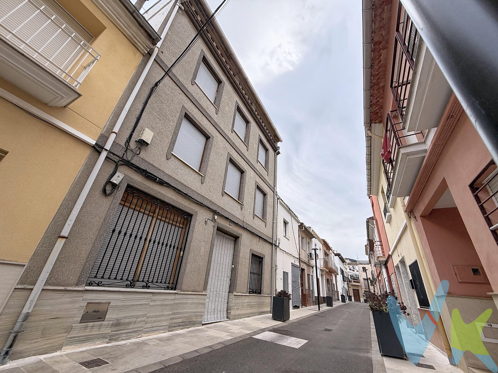 ¿Puedes escuchar el silencio acogedor de una casa con historia?. Al cruzar el umbral de esta joya arquitectónica de 420 m2, la vista se pierde en la explosión de colores y formas geométricas de sus suelos hidráulicos originales, que brillan bajo la luz natural como un mosaico eterno. Es una experiencia visual que te transporta de inmediato a la elegancia de principios de siglo. Siente bajo tus pies la firmeza y el frescor de la piedra y el barro. Imagina el tacto cálido de la madera tallada en sus muebles y el reconfortante crepitar de la leña en la chimenea durante las tardes de invierno. Al caminar por el amplio pasillo de la planta principal, percibirás esa sensación de libertad y amplitud que solo los techos altos y los muros sólidos pueden brindar. La melodía de la vida tranquila te espera:. Planta Baja: Un espacio para la calma donde el murmullo del aire en el patio privado te invita a relajarte tras un largo día. Planta Primera. Al subir, tus ojos descubrirán una planta dedicada íntegramente al bienestar. Con casi 150 m2 dedicados al descanso , esta planta alberga un majestuoso salón central de 26.50 m2 y tres dormitorios dobles de dimensiones extraordinarias (entre 17 m2 y 20 m2). Además de posibilidad de una segunda cocina en este nivel. Buhardillas y Terraza: Sube a las plantas superiores y deja que tus ojos descansen en las vistas despejadas desde la gran terraza. Es el lugar perfecto para disfrutar de cenas al fresco, sintiendo la suave brisa mediterránea en la cara mientras contemplas el horizonte. Esta no es solo una propiedad; es una sinfonía de texturas, sonidos de paz y una estética impecable que espera a alguien capaz de apreciar la armonía de lo auténtico. Ven a tocar tu futuro hogar. Ven a sentir La Font d’en Carrós. VENTA:. PVP 265.000€. Gastos e impuestos no incluidos en el precio. La compra conlleva impuestos y gastos de formalización para el comprador. A título orientativo se informa que en segundas transmisiones el ITP con carácter general en Valencia es del 9%, pudiendo existir otros tipos impositivos atendiendo a las circunstancias personales del comprador u otras circunstancias previstas legalmente. Base imponible del impuesto el mayor valor entre el precio de compraventa, la tasación o el valor de referencia catastral. En cuanto a los gastos de notaría y registro, en su caso, suelen oscilar aprox. entre 1,5% y 2,5% (aranceles variables según precio, n.º de copias y complejidad). El comprador elige notario. Si el comprador precisase de hipoteca: tasación, condiciones y costes bancarios serán según entidad elegida por el comprador, así como los gastos de gestoría, y cualesquiera otros gastos inherentes a la formalización de la compraventa que legalmente correspondan a la parte compradora, salvo pacto expreso en contrario con el vendedor. El consumidor tiene, conforme a la normativa vigente, a su disposición información y documentación adicional relativa al inmueble y condiciones de la compraventa, que podrá ser consultada en C/Joaquín Costa 4, bajo 46005 Valencia o urbe2@remax.es. Honorarios de mediación inmobiliaria a cargo del COMPRADOR: (3% del precio final de venta más IVA (21%), salvo otro pacto.); y de VENDEDOR (según acuerdo con el mismo). Se informa al consumidor que la agencia actúa como intermediaria inmobiliaria en la operación, estando cualquier eventual compraventa y sus condiciones sujeta a la aceptación expresa del propietario-vendedor y a la posterior formalización del correspondiente contrato.