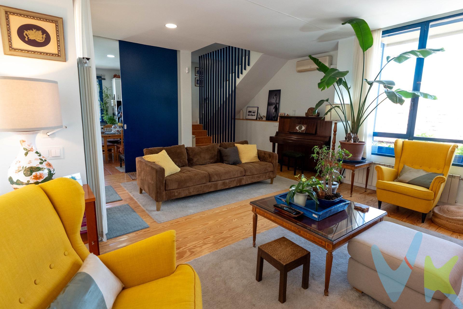 UROSA TARGET GROUP pone a la venta este exclusivo chalet independiente ubicado en la calle Basilio de Prado, en Peñagrande, una de las zonas residenciales más tranquilas y demandadas del norte de Madrid. Además, informamos expresamente de que la parte compradora NO deberá abonar honorarios de intermediación inmobiliaria. Una propiedad única por dimensiones, distribución y posibilidades de uso, pensada tanto para familias grandes como para quienes buscan combinar vivienda habitual con espacio independiente para invitados, familiares o incluso rentabilidad mediante alquiler. Desde la entrada principal, la propiedad deja clara su versatilidad. El chalet se encuentra distribuido en dos espacios perfectamente diferenciados, pero integrados dentro de una única vivienda, ofreciendo privacidad e independencia sin renunciar a la conexión entre ambas zonas. La planta inferior cuenta con acceso independiente desde el exterior y alberga una vivienda completa de aproximadamente 110 m². En esta zona encontramos un amplio salón-comedor con salida directa al patio de entrada, cocina independiente totalmente equipada y tres dormitorios dobles exteriores con vistas a las zonas comunes y piscina. La habitación principal dispone de baño completo en suite, mientras que las otras dos habitaciones cuentan con un segundo baño completo de gran tamaño. Además, en esta planta se encuentra el acceso directo al garaje de la propiedad. Por otro lado, desde la entrada principal izquierda accedemos a la vivienda superior a través de un hall independiente que marca claramente la separación entre ambas plantas. Esta configuración permite mantener ambas zonas completamente independientes o conectarlas fácilmente si se desea convertir la propiedad en una única gran vivienda familiar. La planta principal sorprende por su espectacular salón de grandes dimensiones, muy luminoso y con acceso a una agradable terraza con vistas despejadas a la piscina y zonas exteriores. Desde esta planta accedemos también a dos dormitorios, un baño completo y una segunda terraza lateral. La cocina independiente, amplia y completamente equipada, destaca por su tamaño y luminosidad. Subiendo a una entreplanta encontramos un aseo de cortesía y el acceso a la última planta de la vivienda, donde se ubican dos dormitorios dobles adicionales. La habitación principal dispone de vestidor privado y acceso a una terraza íntima y privada. En esta planta encontramos además un amplio baño completo que da servicio a ambas habitaciones. La vivienda dispone además de aire acondicionado instalado en toda la planta superior, paneles solares y preinstalación preparada para sistema de aerotermia, mejorando notablemente la eficiencia energética y el confort del inmueble. Y como auténtica joya de la propiedad, destaca su impresionante terraza panorámica de grandes dimensiones, con vistas espectaculares a la Sierra de Madrid, El Pardo y todo el entorno natural que rodea la zona. Un espacio único para disfrutar de reuniones, atardeceres o simplemente de la tranquilidad y privacidad que ofrece esta vivienda. La propiedad se vende como una única finca registral y en conjunto, aunque existe la posibilidad de estudiar una adquisición independiente de ambas partes para interesados que busquen una solución flexible y adaptable a diferentes necesidades. Una vivienda difícil de encontrar en Madrid por su amplitud, distribución y posibilidades, ideal tanto para familias como para inversores o quienes necesiten espacios independientes dentro de una misma propiedad. Información económica y gastos asociados:. En cumplimiento del artículo 20 de la Ley General para la Defensa de los Consumidores y Usuarios, el precio anunciado no incluye impuestos ni gastos derivados de la compraventa, tales como ITP, notaría, registro y demás costes inherentes a la operación, que serán asumidos por la parte compradora conforme a la legislación aplicable.
