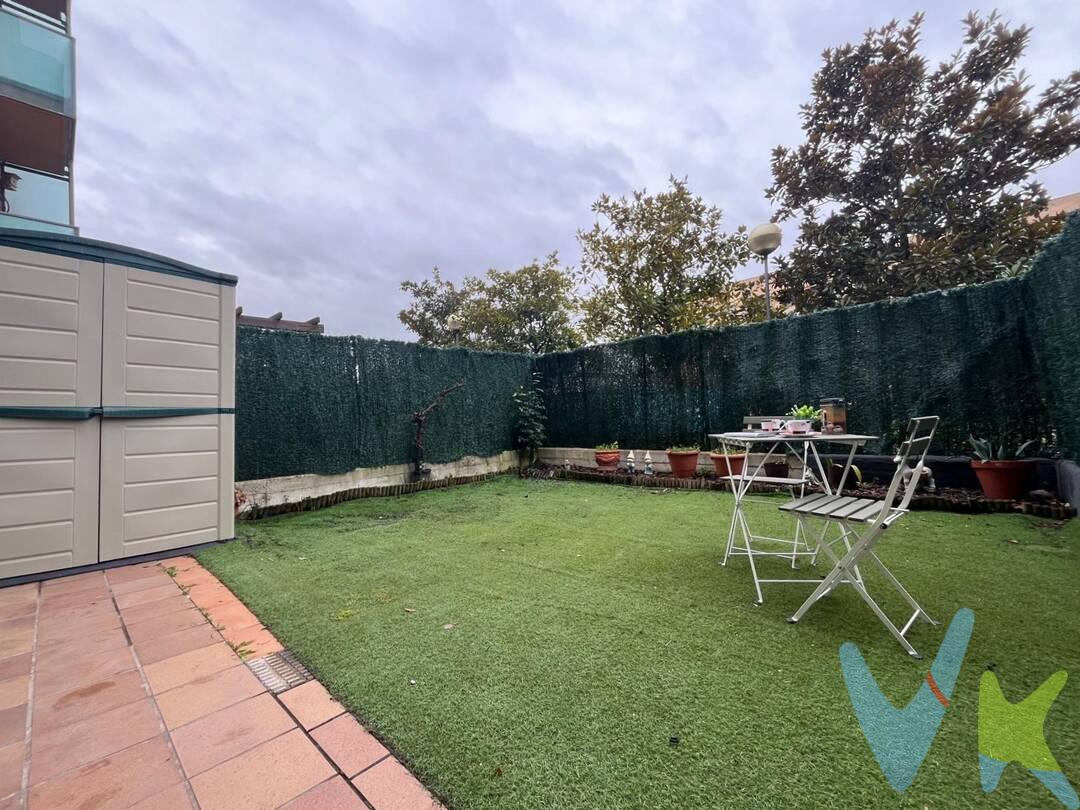 Vivienda situada en una de las mejores zonas de Buztintxuri, a escasos metros del Centro de Salud. El edificio cuenta con dos accesos: uno a cota cero desde el jardín comunitario y otro desde Ventura Rodríguez, donde la vivienda tiene altura real de primera planta.
Se trata de un bajo con jardín privado orientado al Oeste, ideal para disfrutar del sol de tarde. Desde el salón, equipado con toldo, se accede directamente al jardín de 30 m², al igual que desde la cocina, también con toldo.
La vivienda dispone de dos dormitorios dobles de buen tamaño, un baño completo con ducha e hidromasaje y un aseo adicional.
Incluye en el precio plaza de garaje y trastero, ambos de muy fácil acceso.
Una vivienda cómoda, luminosa y perfectamente ubicada, ideal tanto como residencia habitual como inversión.
Datos meramente informativos, sin valor contractual. El PVP indicado no incluye impuestos (régimen general del ITP (Impuesto de Transmisiones Patrimoniales) es el 6% sobre el precio de compra) ni gastos de transmisión (notaría, registro, AJD (Actos Jurídicos Documentados), que suma aproximadamente un 2% sobre el precio de compra). Honorarios de la agencia a cargo del vendedor. NO SE COBRA HONORARIOS AL COMPRADOR.