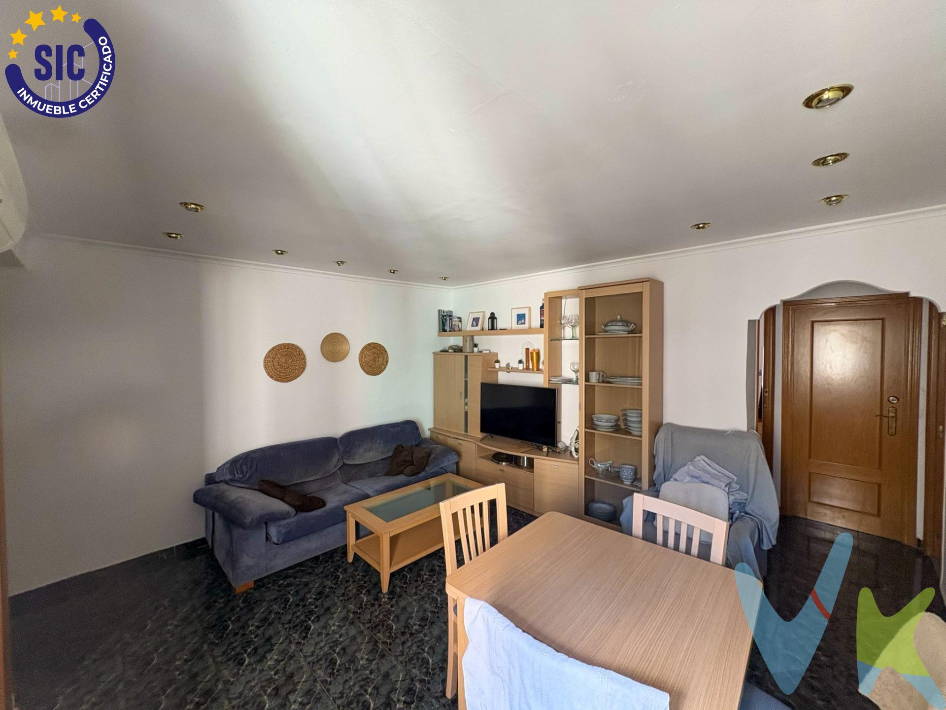 Piso con balcón en el corazón de Malvarrosa – Habitación principal con vistas a las pistas de tenis. Se vende acogedor piso situado en una de las zonas más demandadas de Valencia, a solo unos minutos de la playa de la Malvarrosa. La vivienda cuenta con tres habitaciones: dos exteriores muy luminosas y una interior, ideal como despacho o vestidor. La habitación principal destaca por sus vistas despejadas a las pistas de tenis. El piso dispone de un salón amplio y cómodo, perfecto para reuniones o momentos de descanso, una cocina independiente, un baño completo y un balcón exterior ideal para disfrutar del aire libre. Características destacadas:. 	•	3 habitaciones (2 exteriores y 1 interior). 	•	Habitación principal con vistas a las pistas de tenis. 	•	Salón amplio. 	•	Cocina independiente. 	•	Baño completo. 	•	Balcón. 	•	Excelente ubicación junto a la playa. 	•	Buena comunicación y todos los servicios cerca. Ideal tanto como primera vivienda como para inversión. ¡Ven a visitarlo y descubre su potencial!. La descripción del presente inmueble e imágenes tienen mero carácter informativo y en ningún caso carácter contractual, pudiendo ser modificados por la inmobiliaria comercializadora sin que ello implique responsabilidad alguna frente a terceros. En el precio de venta a público, esta propiedad NO incluye los gastos de adquisición (Notario, registro, gestión, honorarios, etc…).