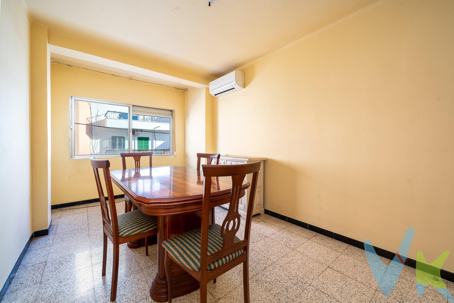 Piso de 79m² construidos ubicado en la zona de Son Serra – La Vileta, en Palma de Mallorca. La vivienda ofrece la posibilidad de realizar una reforma  adaptándola a las necesidades y gustos del futuro propietario o como opción de inversión. El piso se distribuye en tres habitaciones (una doble y dos individuales) y un baño completo. Su estado actual permite reorganizar espacios. El barrio es una zona residencial tranquila, bien comunicada y con servicios cercanos. En sus alrededores se encuentran comercios básicos, supermercados, farmacias y colegios reconocidos. También cuenta con espacios para practicar deporte y áreas verdes, como el Polideportivo Son Moix. La ubicación ofrece buen acceso a la Vía de Cintura y facilita los desplazamientos hacia otras zonas de Palma.