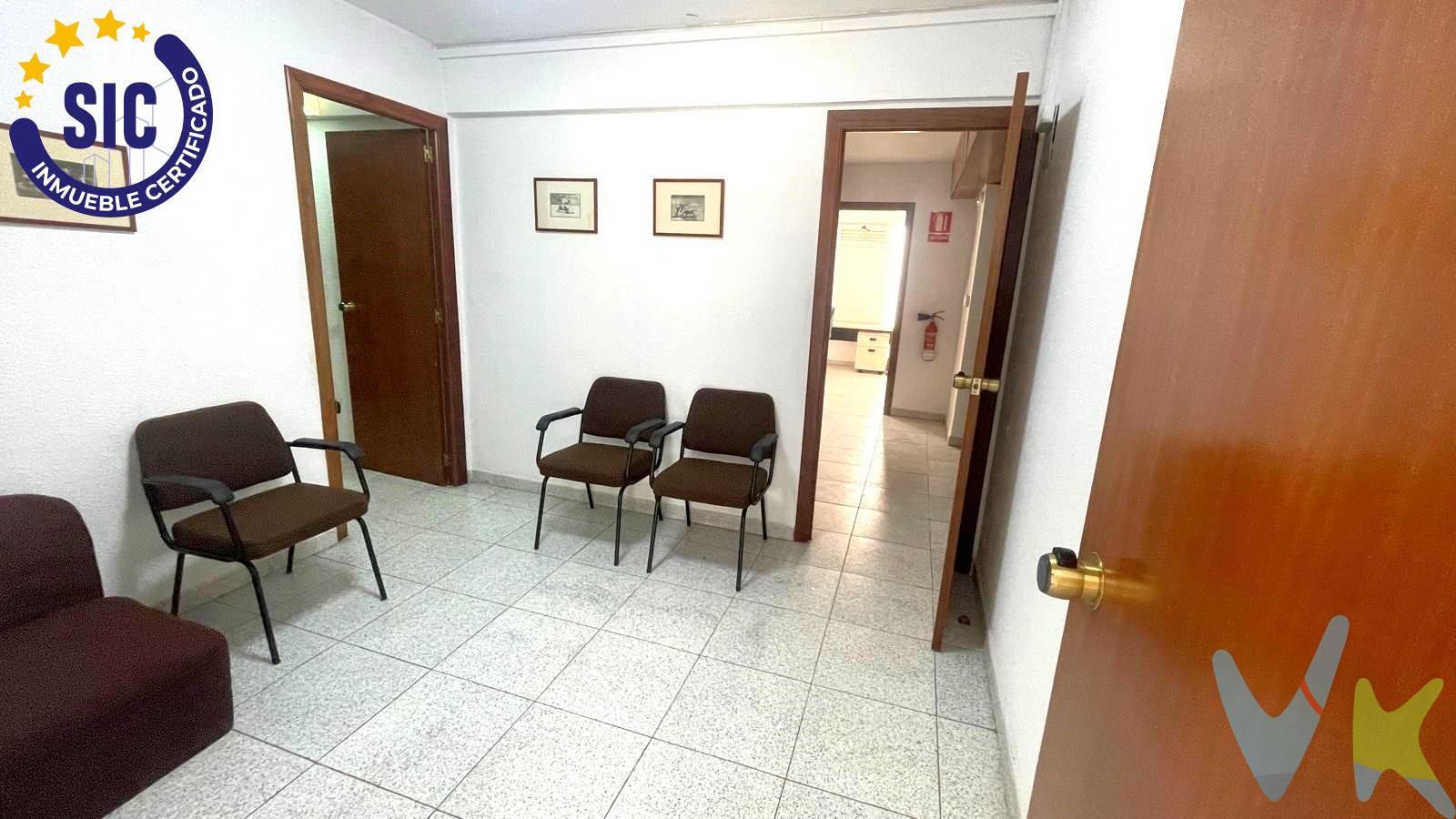 Características del Inmueble:. 	•	Superficie: 285 m² construidos. 	•	Uso: Destinado a oficinas con licencia de actividad en vigor. 	•	Ubicación: Zona centro de Castellón, en un edificio de tres plantas. 	•	Planta: Segunda planta con ascensor. 	•	Distribución:. 	•	Varios despachos con diversas medidas. 	•	Archivadores y espacios destinados al almacenamiento. 	•	Sala de espera. 	•	Distribución adaptable a diferentes necesidades profesionales. 	•	Entorno:. 	•	A pie de calle se encuentra el Colegio Oficial de graduados sociales. 	•	Zona estratégica en el centro de la ciudad, con fácil acceso y servicios cercanos. Este tipo de inmueble es ideal para bufetes, consultorías, empresas de servicios o cualquier negocio que necesite un espacio céntrico y funcional. ¿Quieres visitarlo? Pues no tardes.