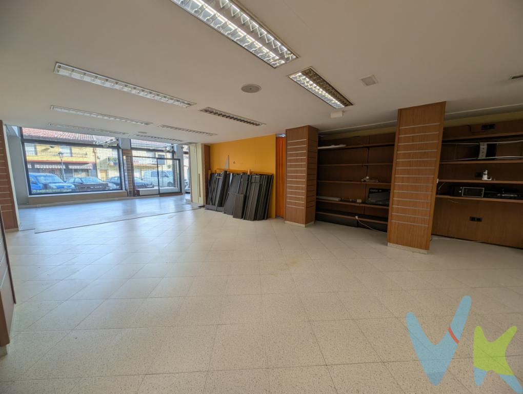 Local comercial En pleno centro de Colindres, presentamos este espectacular local, listo para comenzar actividad desde el primer día.Se trata de un inmueble de gran formato, ideal para negocios que necesiten amplitud, visibilidad y logística.Características principales:La fachada acristalada aporta una exposición excepcional en una de las zonas más comerciales del municipio, perfecta para captar tráfico peatonal y rodado.Su configuración actual permite múltiples posibilidades:? Gran comercio ? Supermercado o tienda especializada ? Franquicia ? Gimnasio o centro deportivo ? Clínica o centro sanitario ? Oficinas corporativas ? Centro de formación ? Exposición o showroomHoy en día funciona como ferretería a pleno rendimiento por lo que es una oportunidad real de negocio: No es empezar de cero. Es tomar el relevo de una actividad consolidada en el municipio.La existencia de acceso independiente para almacén facilita la carga y descarga sin interferir con la zona comercial, algo fundamental en negocios de volumen.Ubicación estratégicaSituado en una zona consolidada, rodeado de otros comercios y servicios, en el núcleo urbano de Colindres, con tránsito continuo y excelente conexión.Muy luminosoZona de almacenamiento funcionalBañoEntrada independiente para almacénInstalaciones ya realizadasAmplios escaparates con gran visibilidadDistribuido en dos alturas428m² construidosHonorarios a cargo del comprador 1%. IMPUESTOS Y GASTOS NO INCLUIDOS