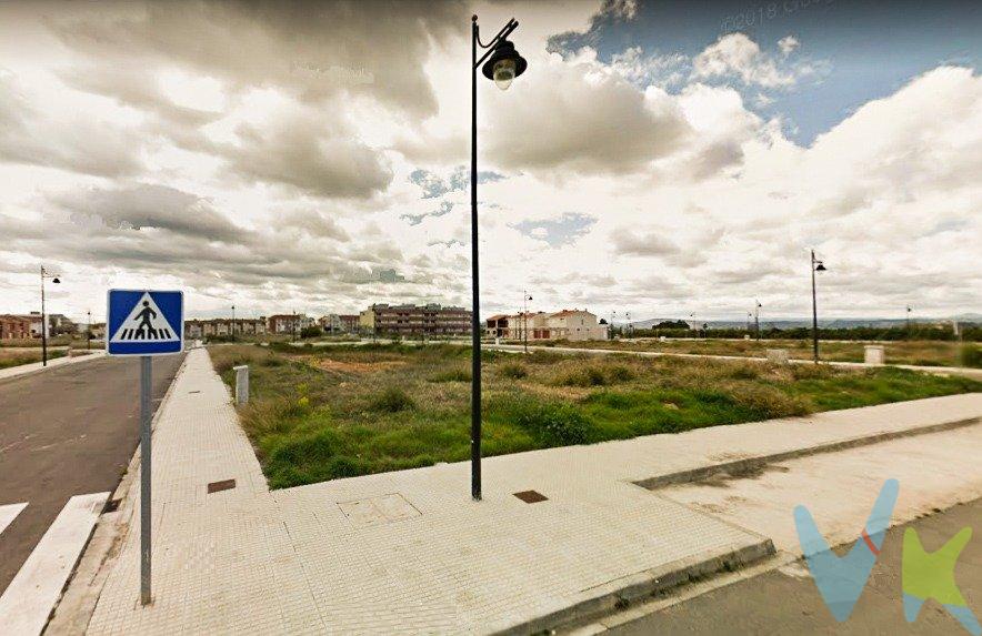 ¡No dejes pasar esta oportunidad! Disponemos de un solar en La Pobla Llarga, ubicado en la calle de La Mar (La Closa), ideal para la construcción de viviendas unifamiliares. Se encuentra en una zona de expansión con viviendas nuevas, frente a una tranquila área verde y en proximidad al instituto de secundaria. El solar tiene una superficie de 1.154 m2 y puede ser susceptible de división para la venta individual de parcelas, siempre y cuando la porción resultante cumpla con los requisitos para nuevas edificaciones. Esta es una excelente oportunidad para familias que deseen construir su hogar personalizado a medida. También es ideal para arquitectos y constructores que busquen ofrecer viviendas de calidad y diseño en la zona a un precio asequible. Aprovecha esta ocasión única y ponte en contacto con nosotros para obtener más información y concertar una visita. Recuerda que la descripción del inmueble e imágenes tienen un carácter meramente informativo y no tienen carácter contractual, pudiendo ser modificados por la inmobiliaria comercializadora sin implicar responsabilidad alguna frente a terceros. Además, el precio de venta al público de esta propiedad no incluye los gastos de adquisición, como los honorarios notariales, registrales, de gestión, entre otros. ¡No dudes en contactarnos para obtener todos los detalles!