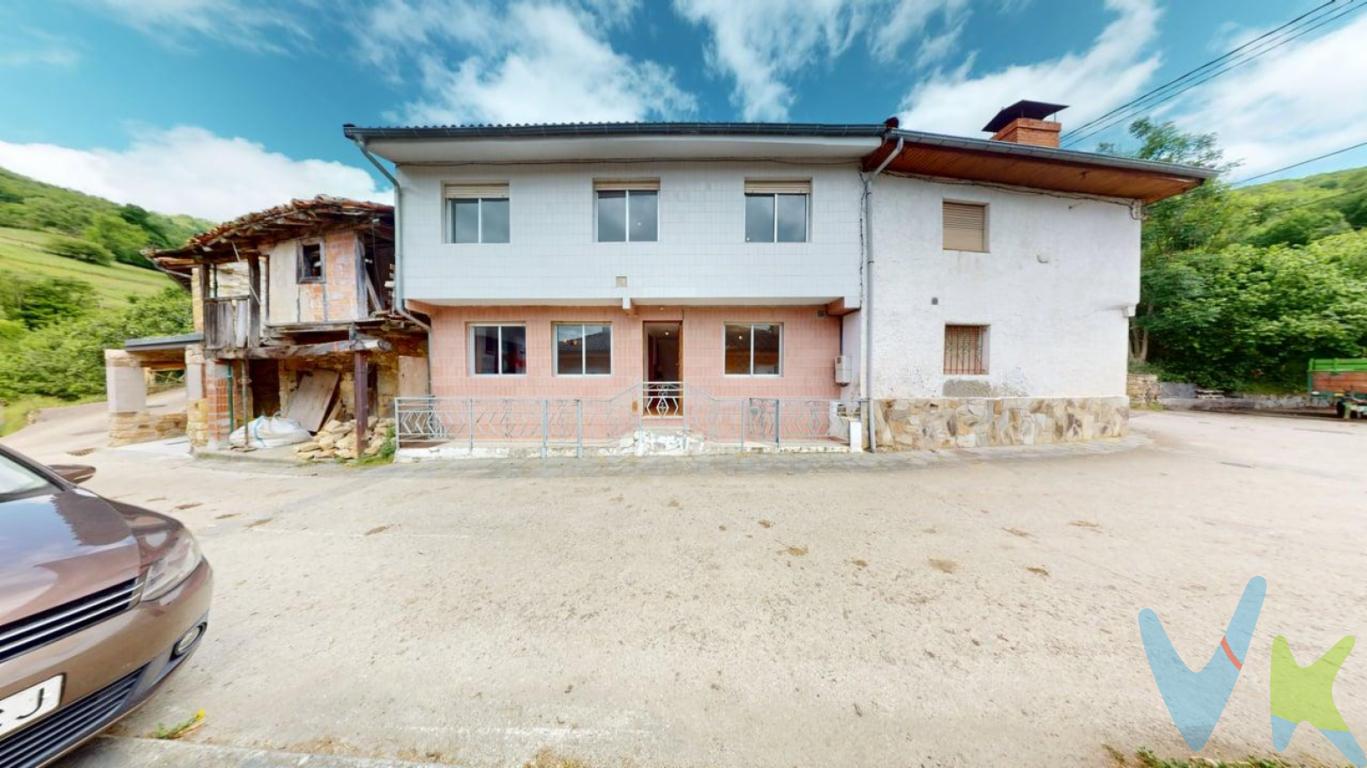 Encantadora casa tradicional de pueblo en pleno corazón del Parque Natural de Redes
Un refugio de tranquilidad y naturaleza en el Concejo de Caso, ideal para reconectar con tus raíces

Si alguna vez soñaste con una casa en un entorno rural auténtico, rodeado de montañas, naturaleza y silencio, esta es tu oportunidad. Ubicada en una aldea del concejo de Caso, esta vivienda de dos plantas te ofrece todo el encanto de lo rural sin renunciar a la comodidad.

Características destacadas
Dos plantas bien distribuidas
En la planta baja encontrarás una acogedora sala de estar con chimenea, cocina y un baño, creando un ambiente cálido y funcional. La planta superior cuenta con dos dormitorios dobles, un dormitorio individual y un baño completo, ideal para familias o para quienes buscan espacio para invitados.

Chimenea tradicional
El corazón de la casa lo ocupa una encantadora chimenea que aporta calidez, carácter y recuerdos de los inviernos de antaño.

Entorno natural privilegiado
Ubicada en una aldea tranquila, esta propiedad es perfecta para quienes desean reconectar con la naturaleza. Está en pleno Parque Natural de Redes, declarado Reserva de la Biosfera por la UNESCO.

Calma y encanto rural
Volver al pueblo nunca tuvo tanto sentido: aire puro, senderos de montaña, ríos cristalinos y una comunidad acogedora hacen de esta casa una verdadera joya para quienes anhelan una vida más pausada.


Ideal como segunda residencia, inversión para turismo rural o como vivienda habitual si teletrabajas o decides iniciar una nueva etapa de vida. Esta casa ofrece todo el encanto de las casas de aldea asturianas, con la posibilidad de adaptar sus espacios según tus necesidades.

Un estilo de vida auténtico
Vuelve al pueblo con todas las comodidades, en un entorno protegido y lleno de historia

El Concejo de Caso, en el oriente asturiano, es conocido por su cultura ganadera, su tradición quesera (Queso Casín DOP) y por ser un paraíso natural intacto. La zona está repleta de rutas de senderismo, miradores espectaculares y pueblos con sabor auténtico.
A poco más de una hora de Oviedo y bien conectado por carretera, vivir aquí significa disfrutar de un retiro natural sin renunciar al acceso a la ciudad.

No dejes pasar la oportunidad de hacer realidad tu sueño rural en una casa con alma asturiana.

¡Contáctanos hoy mismo para más información o para organizar una visita!

El precio de la propiedad no incluye los gastos de impuesto de transmisiones patrimoniales, notariales ni de registro.
