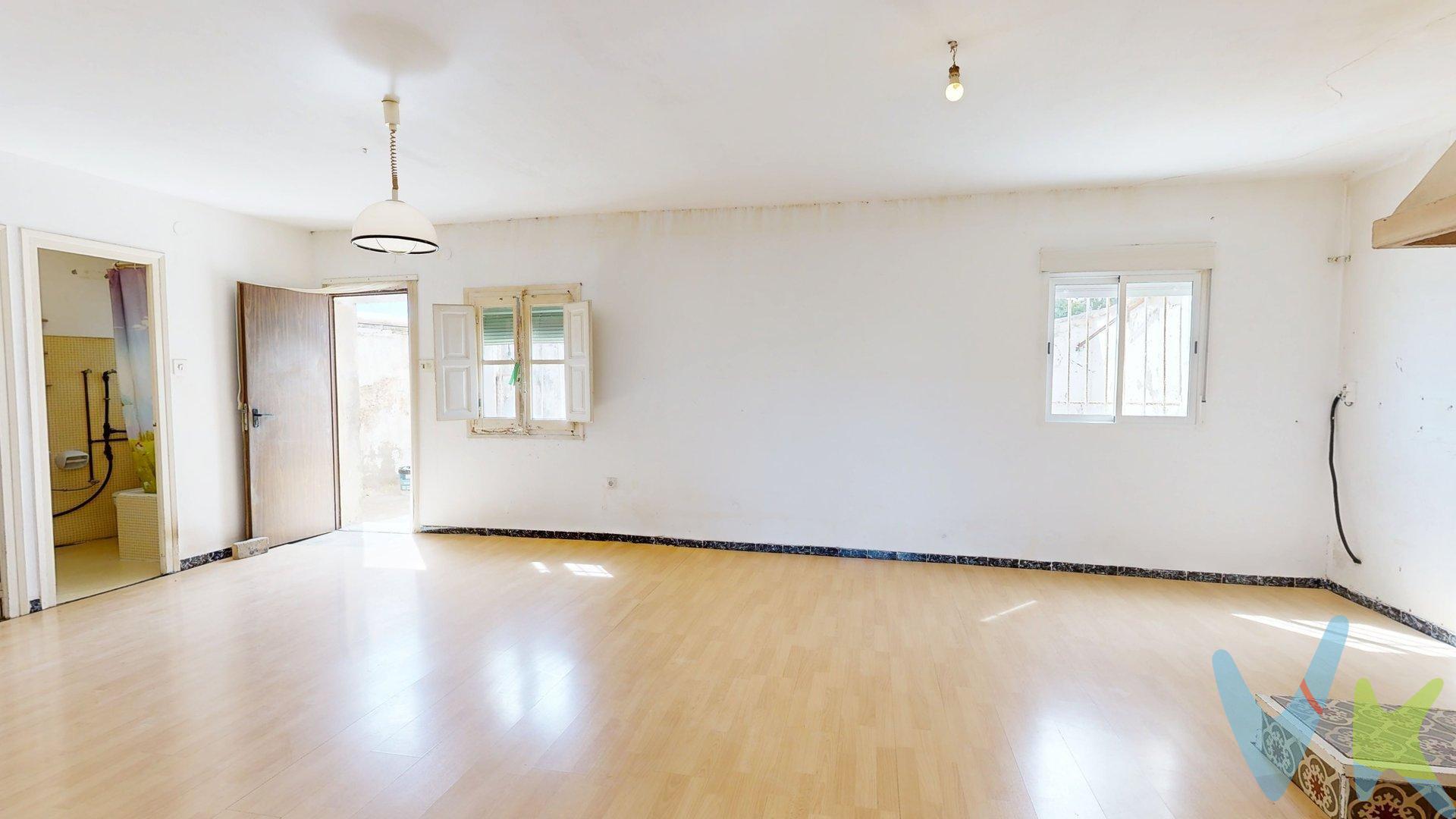 A veces, lo que convierte una propiedad en una oportunidad no es lo que ves al entrar, sino todo lo que puedes imaginar mientras la recorres. Aquí hay metros, terreno, independencia y una base perfecta para crear una casa completamente a tu manera, a unos 15 minutos de Zaragoza y con San Juan de Mozarrifar como núcleo cercano. La vivienda se distribuye en dos plantas y suma 171,80 m² útiles. Necesita una reforma integral, pero precisamente eso permite replantear cada estancia sin tener que adaptarse a una distribución ya definida. En planta baja, el actual salón con chimenea puede convertirse en una gran zona de día conectada con el exterior, acompañada de cocina y dormitorios. Justo debajo de las escaleras se encuentra un almacén/trastero perfecto como espacio auxiliar para herramientas o utensilios de la casa. La planta superior, con 87,60 m² útiles, se presenta prácticamente diáfana, ofreciendo libertad para crear dormitorios adicionales, una suite principal, despacho, zona de juegos o cualquier combinación que encaje con tu proyecto de vida. Y fuera es donde esta propiedad empieza a diferenciarse de muchas otras. Y fuera es donde esta propiedad empieza a diferenciarse de muchas otras. Cuenta con un parcela de 629 m² según Catastro (y 526 m² según el Registro de la Propiedad). Un espacio en el que imaginar jardín, zona de descanso, reuniones alrededor de la barbacoa y, en la parte posterior, incluso la posibilidad de plantear una piscina y crear una zona exterior pensada para disfrutar durante buena parte del año. Además, dispone de garaje privado de cerca de 30 m², con espacio para vehículo, almacenaje, taller o zona auxiliar. No hablamos de una casa para entrar sin hacer nada. Hablamos de algo mucho más interesante para quien busca espacio y libertad: la posibilidad de construir un hogar propio, con terreno, garaje, chimenea y zonas exteriores, sin renunciar a tener Zaragoza a pocos minutos. AVISO IMPORTANTE:. Gastos e impuestos no incluidos. En segundas transmisiones, el comprador deberá abonar, con carácter orientativo, el Impuesto sobre Transmisiones Patrimoniales (ITP), tipo general en Aragón al 8%, calculado sobre el mayor valor entre el precio de compraventa y el valor de referencia catastral. También serán a cargo del comprador los gastos de Notaría y Registro, según aranceles legalmente establecidos, así como, en caso de financiación, los gastos derivados de tasación, condiciones bancarias, gestoría y cualquier otro coste inherente a la compraventa o que legalmente pudiera corresponderle. Operación sujeta a doble mediación. Existen honorarios a cargo del comprador, salvo pacto en contrario, no incluidos en el PVP. El consumidor podrá solicitar información y documentación adicional sobre el inmueble, sus características, condiciones de la operación y servicio de mediación en nuestra oficina, por teléfono o por email. La agencia actúa exclusivamente como intermediaria. Las condiciones de la compraventa quedarán sujetas a la aceptación expresa del vendedor y a la posterior formalización del contrato. La información publicada corresponde a la disponible en la fecha del anuncio y puede variar por actualizaciones legales, fiscales, contractuales o por circunstancias del inmueble. Anuncio meramente informativo, no vinculante y sujeto a posibles errores. Para más información sobre el ITP en Aragón, puede consultarse el portal oficial de la Agencia Tributaria Autonómica. Las tarifas notariales y registrales están reguladas por el Real Decreto 1426/1989 y el Real Decreto 1427/1989, respectivamente.