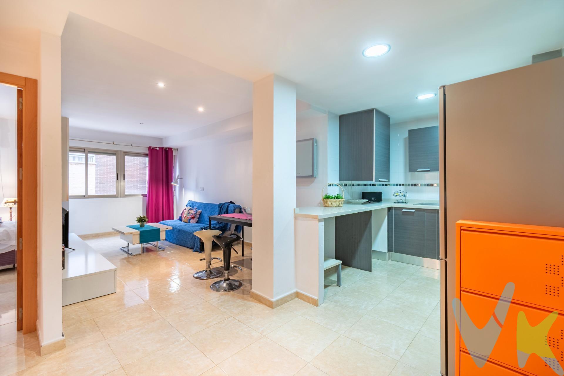 Oportunidad única en Burriana: Piso de 1 habitación con licencia de alquiler vacacional. Este moderno y acogedor piso de 1 habitación se encuentra en una ubicación ideal, a tan solo 2 km de la playa del Arenal, en la preciosa localidad de Burriana. Con una distribución cuadrada que optimiza el espacio, la vivienda ofrece un ambiente luminoso y funcional, perfecta para disfrutar de las comodidades del día a día o como inversión para alquiler vacacional. Características destacadas:. 1 habitación doble: Amplia y luminosa, ideal para descansar después de un día en la playa. Salón comedor con cocina integrada: Espacio abierto y moderno, perfecto para disfrutar de reuniones y relajarse. Baño completo: Con todos los detalles necesarios para una estancia cómoda. Licencia de alquiler vacacional: Actualmente en vigor, lo que te permite rentabilizar la propiedad desde el primer momento. Aire acondicionado frío/calor: Para un ambiente cómodo durante todo el año. Trastero: Espacio extra de almacenamiento para mayor comodidad. Equipado para alquilar: El piso está listo para alquilar nada más realizar la compra. Este piso es una excelente oportunidad tanto para quien busque un hogar cercano a la playa como para quienes quieran aprovechar su ubicación y licencia para generar ingresos a través del alquiler vacacional. ¡No dejes escapar esta oportunidad y contáctanos para más información!