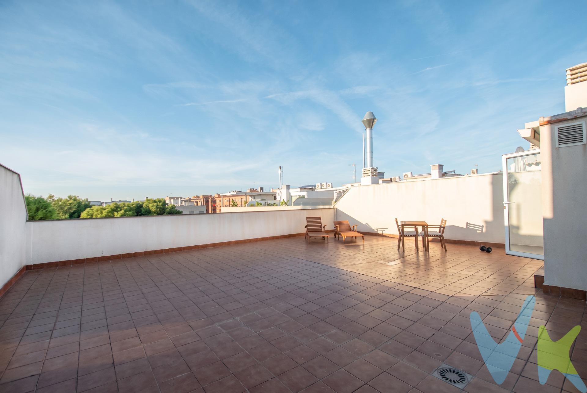 Si buscas una vivienda cómoda, con mucha luz y en una ubicación estratégica con todo a mano, este increíble ático dúplex te va a interesar. Se encuentra en una de las zonas más deseadas y cómodas de Torrent, un entorno ideal para quienes quieren disfrutar de la vida urbana teniendo enfrente un parque que aporta amplitud y tranquilidad. Vivir en este punto te permite hacer prácticamente todo el día a pie, rodeado de buenos servicios y en un ambiente muy agradable. La vivienda destaca por sus calidades y está completamente lista para entrar a vivir, ya que cuenta con suelo de tarima, ventanas tipo Climalit para un buen aislamiento térmico y acústico, y aire acondicionado frío/calor por conductos instalado en toda la casa. En la planta principal, la distribución es muy funcional y destaca por su gran luminosidad, ya que todas las estancias miran directamente a su estupenda terraza de unos 20 m². Esta terraza de abajo es una de las joyas de la vivienda: un espacio enorme y comodísimo para el día a día donde puedes poner una buena mesa para comer en familia, sentarte a leer o simplemente relajarte. Tienen acceso directo a ella el salón-comedor, la cocina independiente (muy coqueta) y la habitación principal, que además cuenta con su propio baño integrado. Los otros dos dormitorios sencillos reciben esa misma luz fantástica a través de sus grandes ventanales. Y si no tuvieras suficiente con este espacio exterior a pie de vivienda, desde el comedor se accede, a través de una escalera de caracol, a la planta alta. Aquí nos encontramos con el plato fuerte: una impresionante terraza superior de unos 90 m². Esta terraza alta es un auténtico oasis privado que ofrece muchísimas posibilidades, desde montar un espacio con barbacoa y zona chill-out para cenar con amigos, hasta utilizarla para hacer ejercicio al aire libre, leer tranquilamente o crear un jardín urbano. Al tener orientación noroeste, toda la vivienda y sus dos terrazas disfrutan de una luz espectacular por las tardes y unas puestas de sol preciosas. Todo esto con el gran valor añadido de estar orientado directamente hacia un parque público, lo que te garantiza vistas despejadas, privacidad respecto a los vecinos y la tranquilidad de saber que ¡NUNCA TE VAN A CONSTRUIR DELANTE!. El otro gran punto fuerte es su excelente conectividad. Tienes la parada de Metro de Torrent Avinguda a pocos minutos a pie para llegar rápido al centro de Valencia, paradas de autobús en la misma zona y un acceso rápido en coche hacia la autovía que te deja en la capital en unos 10-15 minutos. Además, la vivienda está muy cerca de la Universidad (UCV Campus Torrent) y de colegios de referencia, lo que la hace muy atractiva tanto para familias como para inversores. El barrio tiene todo lo necesario para el día a día a la vuelta de la esquina: supermercados, centros médicos, cafeterías, tiendas y restaurantes. En resumen, un ático impecable, muy confortable y con un doble espacio exterior de ensueño. Las viviendas con estas características y tantísima terraza no suelen durar nada en el mercado, así que no dejes que se te adelante nadie. ¡Contacta ahora mismo para organizar una visita y ven a verlo antes de que te lo quiten!