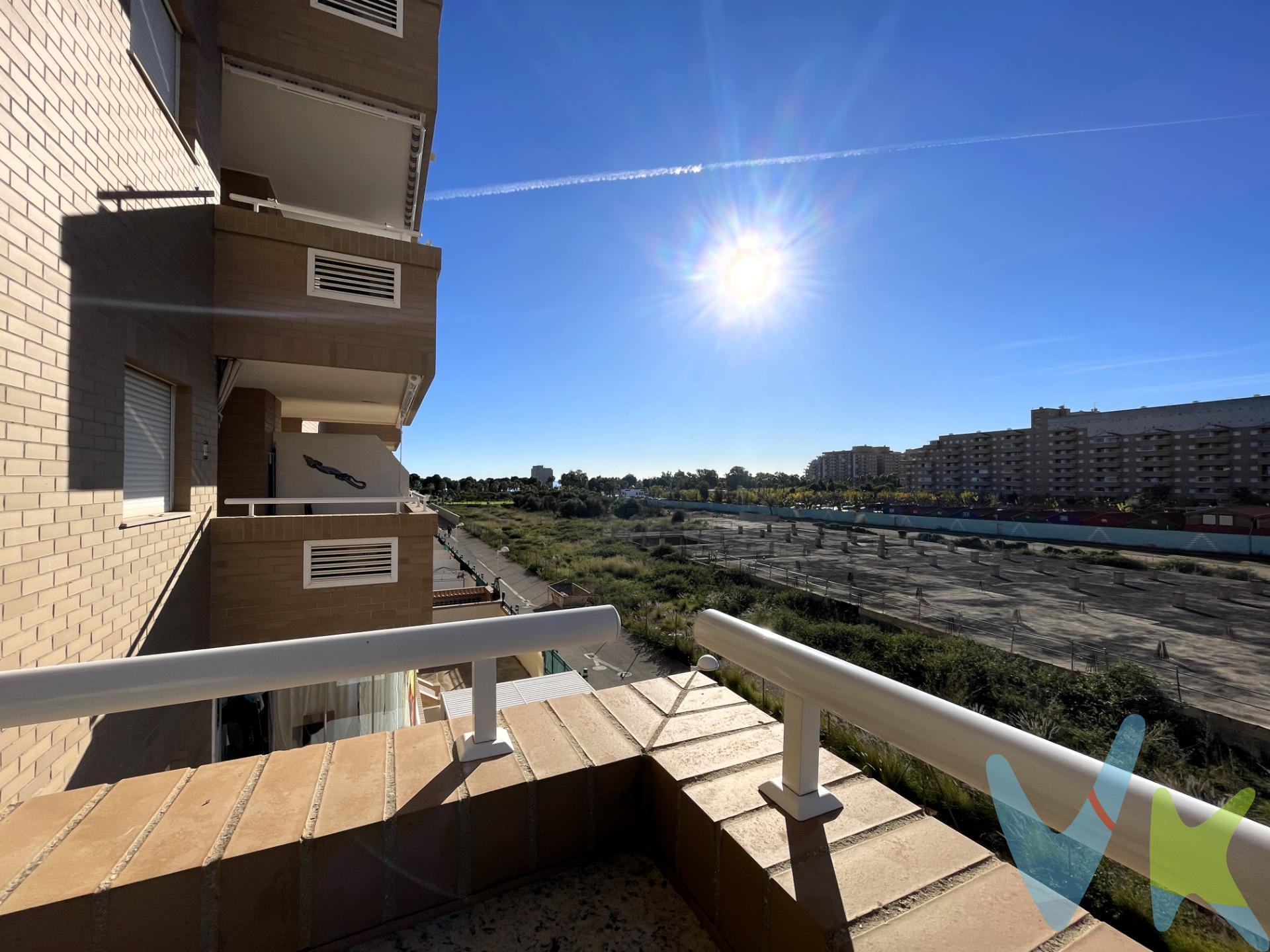 ✨ Vive la magia de Marina d’Or en este encantador apartamento listo para entrar a vivir ✨. Te presentamos esta  oportunidad en Oropesa del Mar dentro de la prestigiosa zona de Marina d’Or, un apartamento disponible por 120 000 € que combina ubicación, comodidad y una excelente relación calidad-precio. La vivienda destaca por su orientación Este que aporta luminosidad durante todo el día y genera ambientes cálidos y agradables. La distribución es práctica y acogedora, con un dormitorio doble y otro sencillo que garantizan confort para descansar, un salón amplio de 16 m² perfecto para disfrutar en familia , una cocina totalmente equipada y una terraza privada de 10 m² que invita a relajarse al aire libre . La vivienda cuenta con puerta blindada añadiendo un plus de seguridad. La urbanización ofrece un entorno pensado para el disfrute con piscina comunitaria ideal para los días soleados, zonas infantiles perfectas para los más pequeños y un recinto vallado que aporta tranquilidad y privacidad. Si buscas un hogar luminoso y confortable en uno de los destinos más valorados de la costa, este apartamento es una oportunidad que no puedes dejar escapar. (*) Gastos, impuestos y honorarios de agencia no incluidos en el precio. 