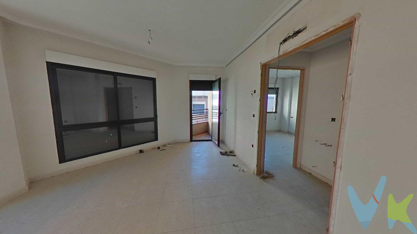 Piso para reformar en Puertollano. Hay que hacerle una reforma completa. Fotos reales. No lo dejes escapar.
Recomendamos ver el tour virtual con tranquilidad y pasear por la vivienda para que vea el estado. No hay cableado eléctrico, ni sanitarios, puertas, caldera ni radiadores. Solo es aprovechable las ventanas, fontanería y el suelo de gres porcelánico. 
Tipo de propiedad: Piso
Subtipo: Piso para reformar
Conservación: Reforma integral
En la ciudad de Puertollano, se encuentra disponible este piso para aquellas personas que buscan un espacio para reformar a su gusto. El inmueble cuenta con una superficie de 151 metros construidos, de los cuales 96 metros son útiles. Esto ofrece un amplio espacio para distribuirlo según las necesidades y gustos de cada persona. Tiene garaje cerrado tipo box.
Este piso se encuentra en una ubicación privilegiada, rodeado de todos los servicios necesarios como tiendas, restaurantes y centros educativos. Además, cuenta con una orientación hacia el Norte y Oeste, lo que permite una agradable iluminación natural durante gran parte del día.
Otra de las ventajas de este piso es su acceso mediante ascensor, lo que facilita el traslado de personas y objetos. También cuenta con 3 habitaciones, ideales para una familia o para convertirlas en un estudio, despacho o sala de juegos. Tiene piscina y pádel comunitario.
La propiedad se encuentra en una segunda planta y cuenta con un total de 2 pisos por planta, lo que otorga privacidad y tranquilidad a sus residentes. Si estás interesado en adquirir un piso para reformar en Puertollano, no dudes en contactar con nosotros para obtener más información.
Vivienda de VPO, se requiere cumplir los siguientes requisitos: 
Inscribirse como demandantes de VPO. 
No tener vivienda en propiedad. 
No superar los 47.000€ de ingresos anuales el núcleo familiar. 
Precio escrituración: 49.000€
Honorarios de intermediación inmobiliaria no incluidos en el precio: 11.000€
Información válida salvo error tipográfico.
Si necesitas hipoteca, consúltanos. Tenemos financiera. Para esta vivienda necesitas tener aproximadamente mas de 40.000€ ahorrados, para la reforma, honorarios de intermediación inmobiliaria y gastos de escrituración, notaria, registro y de ITP. Si tienes menos, consúltanos.
La vivienda es de un propietario que tiene que solucionar con la venta el pago de la hipoteca. NO ES DE BANCO.
 
 
 
 
 
 