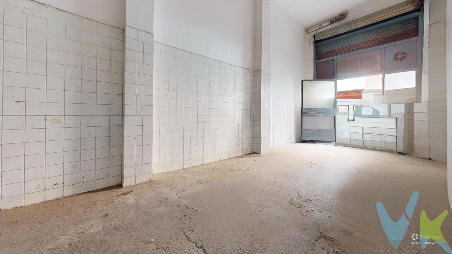 Se vende local de 92 m² en la calle Fraga, situado en el barrio de La Almozara, una zona consolidada y bien comunicada de Zaragoza. Gracias a su distribución y características, ofrece interesantes posibilidades tanto para desarrollar una actividad profesional como para estudiar un futuro cambio de uso a vivienda. El local cuenta con una amplia estancia principal de forma alargada, un espacio muy versátil que permite diferentes opciones. Además, dispone de un baño y un altillo, ideal como zona de almacenamiento o espacio auxiliar. A continuación, un pasillo distribuye el acceso a una habitación independiente que puede destinarse a despacho, almacén, dormitorio o zona de trabajo. Al fondo encontramos una segunda sala con entrada de luz natural, un valor añadido que aporta mayor comodidad y amplía las posibilidades de reforma y redistribución. Su distribución actual permite adaptarlo a distintas necesidades, resultando especialmente atractivo para quienes buscan un proyecto de transformación o inversión. Otro punto a destacar son sus bajos gastos de comunidad, lo que supone una ventaja tanto para uso propio como para inversión. Un espacio con mucho potencial, ideal para quienes buscan crear un proyecto a medida, ya sea como negocio, oficina, estudio o futura vivienda.. **NOTA HISTÓRICA:  es un municipio y ciudad española del sureste de la provincia de Huesca. Ubicada en el último tramo del valle del río Cinca. ***Gastos e impuestos no incluidos. A título orientativo, en segundas transmisiones, el comprador abonará: Impuesto sobre Transmisiones Patrimoniales (ITP), tipo general en Aragón al 8% (*). Base de cálculo: mayor valor entre precio de compraventa o valor de referencia catastral. Gastos de Notaría y Registro: Aranceles variables según precio, número de copias y complejidad; cálculo según tarifas normativas. Si se precisa hipoteca: Tasación, condiciones y costes bancarios según entidad elegida por el comprador; así como gastos de gestoría y cualesquiera otros inherentes a la compraventa. No se incluyen otros gastos o tributos que puedan por Ley corresponder al comprador. Operación sujeta a doble mediación. Existen honorarios a cargo del comprador, salvo pacto en contrario, no incluidos en PVP. El consumidor conforme a la normativa vigente podrá solicitar información y documentación adicional relativa al inmueble, sus características, condiciones de la operación y del servicio de mediación en la oficina y/o a través de nuestro teléfono de contacto o mail. La agencia actúa exclusivamente como intermediaria en la compraventa, cuyas condiciones, en todo caso, estarán sujetas a la aceptación expresa del vendedor del inmueble y posterior formalización del contrato. La información suministrada se corresponde con la disponible a la fecha de publicación, pudiendo variar en función de las circunstancias o actualizaciones legales, contractuales y fiscales. Anuncio de carácter meramente informativo. Para una información exhaustiva sobre el funcionamiento, tipos impositivos y bonificaciones del ITP en Aragón, puede consultar el portal oficial de la Agencia Tributaria Autonómica. Tarifas notariales y registrales reguladas en el Anexo I del Real Decreto 1426/1989 y Anexo I del Real Decreto 1427/1989, respectivamente. Anuncio no vinculante, puede contener errores.