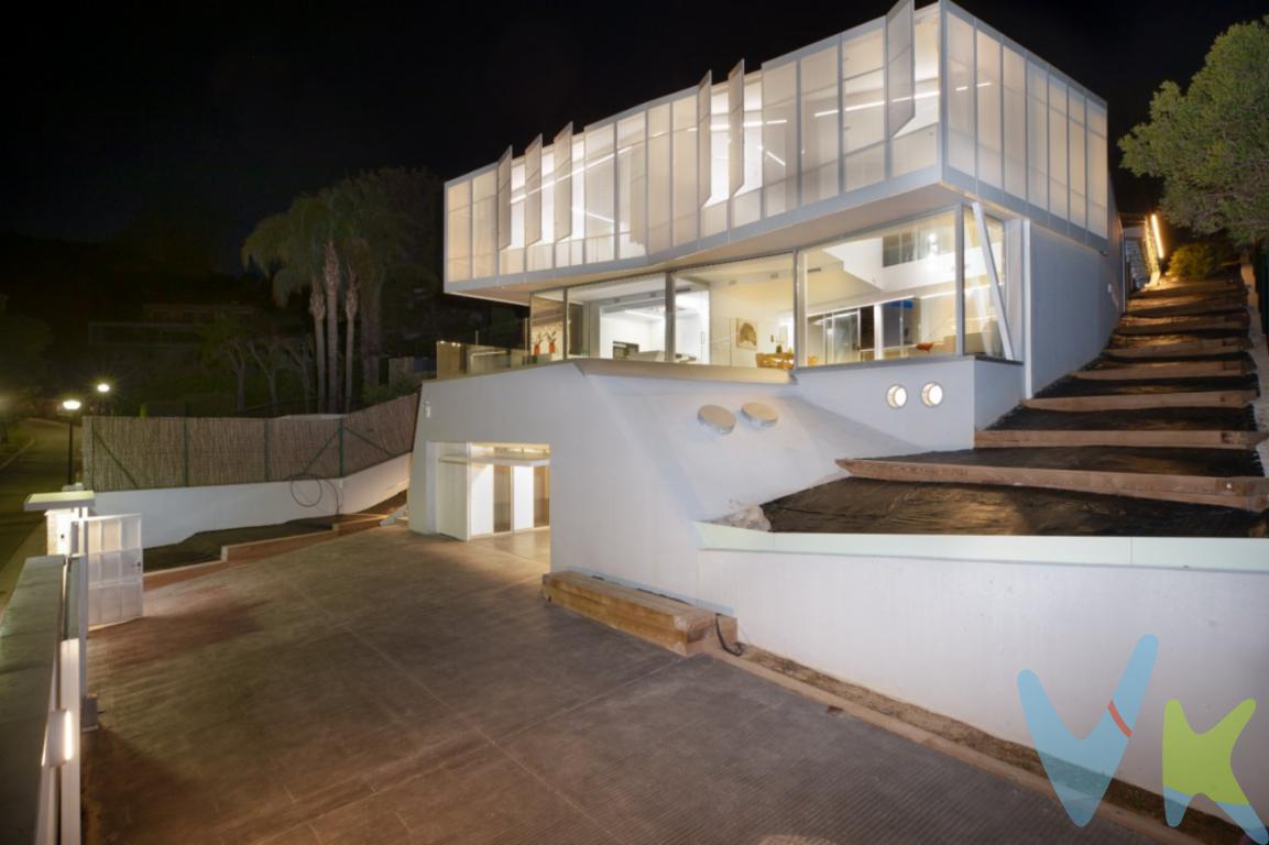Vivienda Exclusiva en Sitges, Urbanización Can Girona...Descubre una auténtica joya arquitectónica en la prestigiosa urbanización de Can Girona, a un paso del exclusivo Club de Golf Terramar. Esta villa de lujo ofrece un diseño único y acabados de máxima calidad, pensados para el confort, la eficiencia energética y el respeto por el medio ambiente. La domótica avanzada permite el control total de la vivienda, proporcionando una experiencia de vida moderna y sin igual...Distribución y Espacios:..Parcela y Construcción: Sobre una parcela de 1500 m² orientada al sur, se levanta esta magnífica construcción de 500 m² distribuidos en dos plantas, con un cómodo acceso al parking mediante ascensor...Acceso Principal: La entrada principal permite un acceso directo al parking, que cuenta con espacio para tres coches en el interior y tres en el exterior. En esta misma planta, se encuentran una bodega, un lavadero y un cuarto de máquinas equipado con aerotermia y un recuperador de calor...Primera Planta: Al ingresar, te recibirá una luminosa sala de estar de 50 m², con un pequeño segundo nivel que ofrece vistas interiores a la piscina y acceso a una amplia terraza. La cocina, completamente equipada, puede integrarse o separarse del comedor según prefieras. Además, esta planta cuenta con una habitación doble con armarios empotrados hechos a mano y un baño en suite, junto con un aseo para invitados...Segunda Planta: La zona de descanso incluye dos habitaciones dobles con armarios empotrados y magníficas vistas, y un baño completo con entradas independientes. La máster suite es el epítome del lujo, con armarios empotrados y un baño de diseño que combina sofisticación y funcionalidad, ofreciendo un plato de ducha que se transforma en bañera según tu preferencia...Exterior y Zona de Aguas:..El exterior es un oasis de tranquilidad, rodeado de zonas verdes y una elegante piscina con acabados en blanco y madera. La zona de aguas incluye un jacuzzi perfecto para relajarse, acompañado de un baño completo y la opción de instalar una sauna, creando un espacio de bienestar inigualable...Detalles Adicionales:..Cada rincón de esta propiedad ha sido diseñado pensando en la comodidad y el lujo del propietario, tanto en los espacios interiores como en los exteriores. Esta villa es una pieza singular y única en la comarca, esperando convertirse en tu próximo hogar de ensueño...Para más información y para organizar una visita a esta espectacular villa, no dudes en contactarnos...El precio del anuncio no incluye impuestos de compra (ITP, IVA, AJD), ni los gastos de Notaría y Registro de la Propiedad. La información visual y documental del anuncio no tiene carácter contractual y puede no ser completamente precisa. El mobiliario y el equipamiento mostrados en las imágenes no están incluidos en el precio de venta, a menos que se indique lo contrario...AICAT 6883 / API A11312