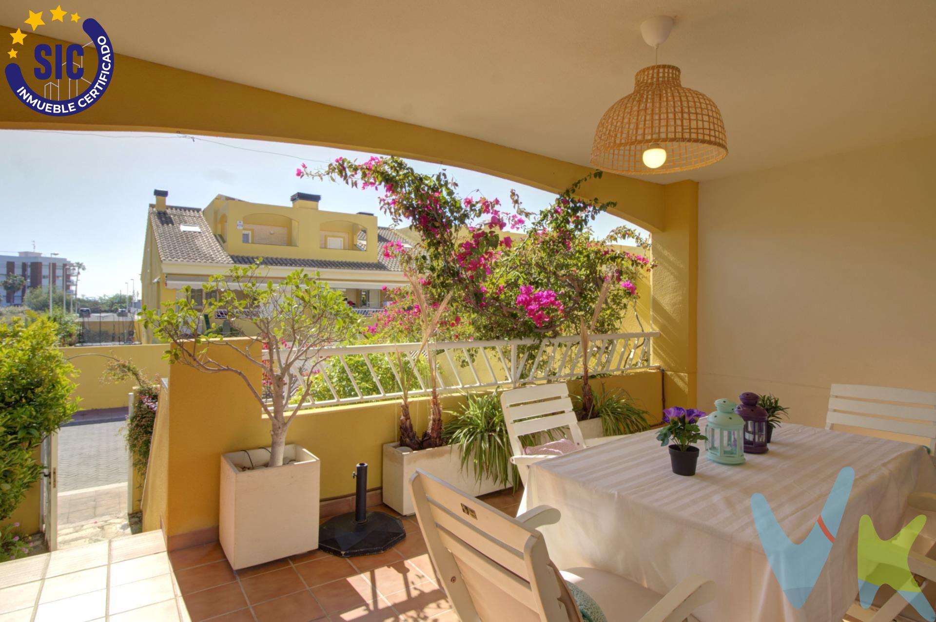 Ubicado en una de las urbanizaciones más valoradas de la zona, este chalet adosado esquinero con vistas al mar combina tranquilidad, amplitud y estilo de vida mediterráneo en un entorno privilegiado junto al mar. Situado a solo 30 minutos de Valencia y Castellón por autopista, ofrece excelentes conexiones y todos los servicios necesarios durante todo el año: centros comerciales y de ocio, hospital, centro de salud y farmacia. La vivienda, orientada al Mediterráneo y distribuida en tres plantas, destaca por su luminosidad natural, sus  terrazas y su cuidada distribución. Cuenta con 230 m² construidos (220 m² útiles), cuatro habitaciones y un cuarto que puede tener varios usos y tres baños, además de climatización independiente mediante dos bombas de calor/frío y preinstalación de calefacción. Construida en 2006 y en excelente estado de conservación, forma parte de una urbanización renovada y pintada en 2025. En la planta principal, un jardín enlosado con piedra natural conduce a una agradable terraza cubierta. Desde aquí accedemos a un amplio salón-comedor con chimenea de leña, ideal para disfrutar durante todo el año. La cocina independiente, espaciosa y totalmente equipada con electrodomésticos renovados, conecta directamente con otra terraza junto al jardín, donde se encuentra una barbacoa de obra con parrilla. En esta planta también hay un dormitorio con armarios empotrados y un aseo de cortesía. La planta superior alberga tres habitaciones. El principal, en suite, dispone de baño abuhardillado, amplios armarios empotrados y acceso a una terraza privada con vistas al mar. Otra de las habitaciones cuenta también con terraza orientada al jardín y armarios empotrados. La tercera estancia, también abuhardillada, ofrece una distribución acogedora y funcional. Esta planta se completa con un baño completo y zona de lavandería. En la planta inferior encontramos un amplio espacio polivalente con luz natural, perfecto como dormitorio adicional, gimnasio, despacho o biblioteca. También dispone de trastero, bodega y acceso directo al garaje privado con capacidad para dos vehículos. La vivienda cuenta con ventanas de aluminio lacadas en blanco, rejas y mallorquinas en el mismo color, aportando estética mediterránea y funcionalidad. Destacar también el mobiliario de gran calidad.  En el exterior, el jardín rodea la vivienda con cítricos, palmeras, rosales y buganvillas, mantenidos mediante sistema de riego automático por goteo. La urbanización, habitada durante todo el año, ofrece amplias zonas comunes ajardinadas, dos piscinas, pistas de pádel y tenis, parque infantil renovado y servicio de bar en verano, creando un entorno seguro, familiar y pensado para disfrutar al aire libre. Una vivienda diseñada para disfrutar del auténtico estilo de vida mediterráneo, entre el mar y la naturaleza. El precio del inmueble no incluye los honorarios de la agencia que ascienden al 3% del precio final del inmueble más IVA, ni los gastos de notaría y registro de la propiedad (que están sujetos a aranceles y varían dependiendo del precio de escrituración), ni los impuestos (que en la Comunitat Valenciana dependen del precio del inmueble y de las características personales del comprador). Para mayor seguridad en la compraventa, todas nuestras viviendas poseen FICHA DE CERTIFICACIÓN DE INMUEBLES registrada por la Asociación de Inmobiliarias de la Comunidad Valenciana ASICVAL. Antes de comprar o de entregar las arras, pida el Certificado de la vivienda para estar seguro y tranquilo sobre la situación legal, urbanística y de cargas de la misma. RK ESTAÑOL, mercantil Inmobiliaria Quasablanqua, SL, está inscrita en el Registro de Agentes de Intermediación Inmobiliaria de la Comunidad Valenciana RAICV con el número de registro 1511. 
