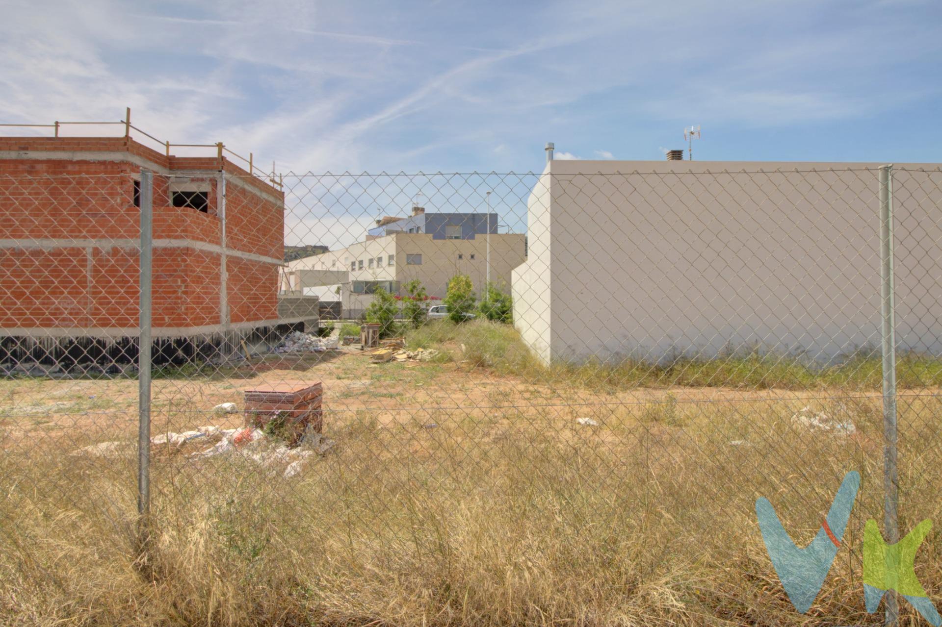 Construir una vivienda desde cero no empieza con planos. Empieza encontrando el lugar adecuado. Y este solar de aproximadamente 190 m² se encuentra en uno de los entornos residenciales más actuales y con mayor proyección de Sagunto, rodeado de viviendas de reciente construcción y un urbanismo pensado para disfrutar de una vida cómoda y tranquila. La parcela ofrece el espacio ideal para desarrollar una vivienda unifamiliar moderna, funcional y totalmente adaptada a tu estilo de vida. Un entorno cada vez más demandado por familias y compradores que valoran la tranquilidad residencial, la amplitud de las calles, las zonas abiertas y la cercanía a todos los servicios del día a día. Además de su excelente ubicación, el terreno dispone de estudio geotécnico realizado en 2024, un valor añadido especialmente importante para quienes desean avanzar con mayor seguridad y agilidad en su futuro proyecto de construcción. Según el informe técnico, el terreno está clasificado como favorable tipo T-1 y apto para cimentación directa mediante zapatas o losa, sin detección de nivel freático en la profundidad analizada. Su buena conexión con Valencia, Puerto de Sagunto y las principales vías de acceso convierte esta parcela en una opción muy interesante tanto para primera residencia como para quienes buscan invertir en una zona residencial en plena consolidación. Una oportunidad para construir una vivienda contemporánea en una ubicación preparada para crecer y disfrutarla a largo plazo. Si lo necesitas, te ayudamos con la financiación. El precio del inmueble no incluye los honorarios de la agencia que ascienden al 3% del precio final del inmueble más IVA, ni los gastos de notaría y registro de la propiedad (que están sujetos a aranceles y varían dependiendo del precio de escrituración), ni los impuestos (que en la Comunitat Valenciana dependen del precio del inmueble y de las características personales del comprador). Para mayor seguridad en la compraventa, todas nuestras viviendas poseen FICHA DE CERTIFICACIÓN DE INMUEBLES registrada por la Asociación de Inmobiliarias de la Comunidad Valenciana ASICVAL. Antes de comprar o de entregar las arras, pida el Certificado de la vivienda para estar seguro y tranquilo sobre la situación legal, urbanística y de cargas de la misma. RK ESTAÑOL, mercantil Inmobiliaria Quasablanqua, SL, está inscrita en el Registro de Agentes de Intermediación Inmobiliaria de la Comunidad Valenciana RAICV con el número de registro 1511. Descubre Sagunto, un municipio estratégicamente ubicado en Valencia. Con excelentes accesos a través de la autopista A-7 y la carretera N-340, vivir en Sagunto te brinda comodidad y facilidad para desplazarte hacia otras ciudades cercanas. Disfruta de su rica historia reflejada en su impresionante castillo y teatro romano. Relájate en sus playas y disfruta de su ambiente auténtico. En Sagunto encontrarás todo lo que necesitas para una vida tranquila y conectada. ¡Ven y descubre la realidad de vivir en Sagunto!. . . 